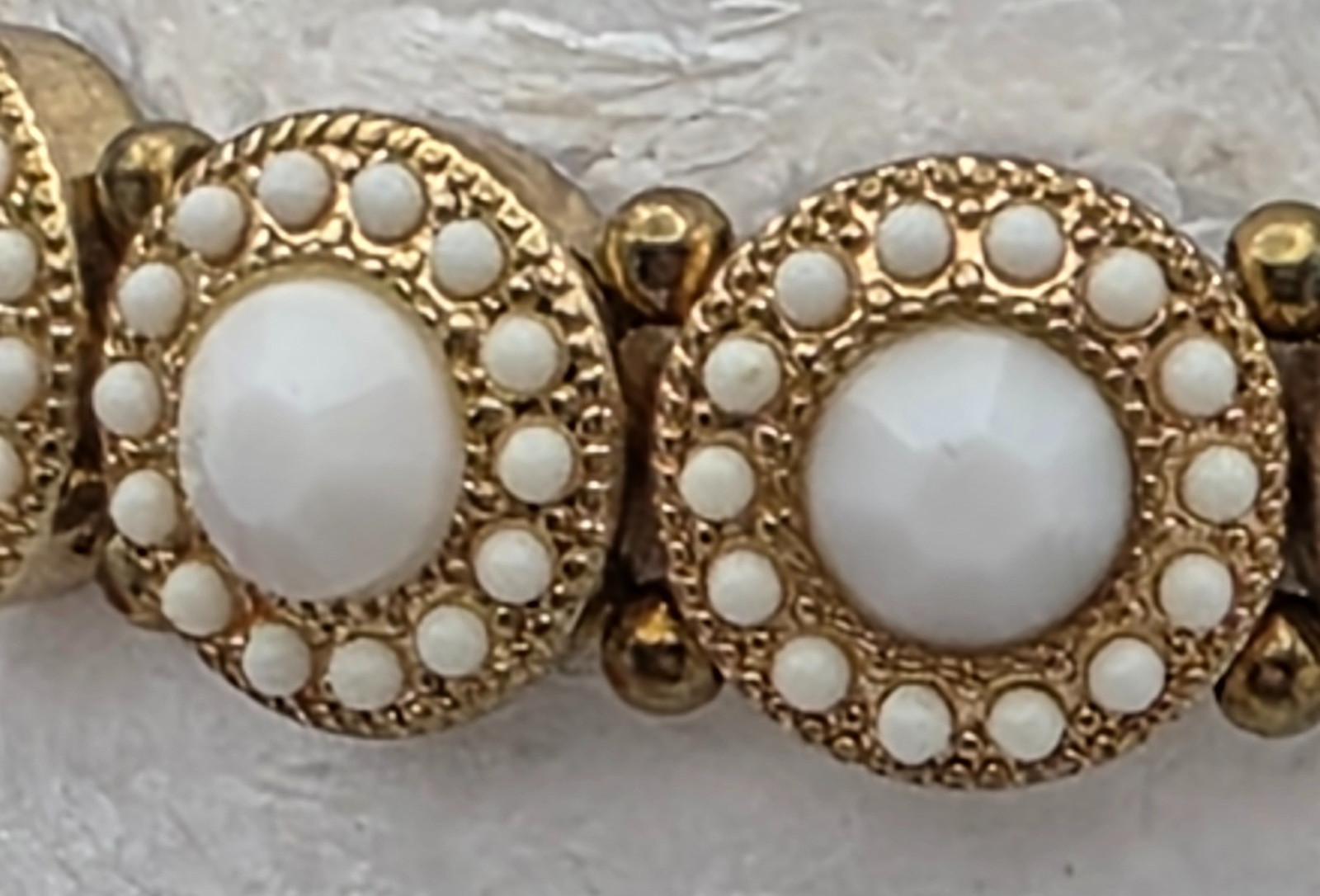 Gold Tone Flower Link Stretch Bracelet 6″ White Lucite Beads 12.7mm Wide