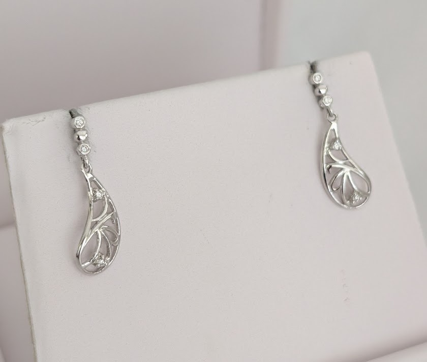 Diamond Earrings 14K Gold 2.4 Grams Retail Price $1349 Make Me An Offer!