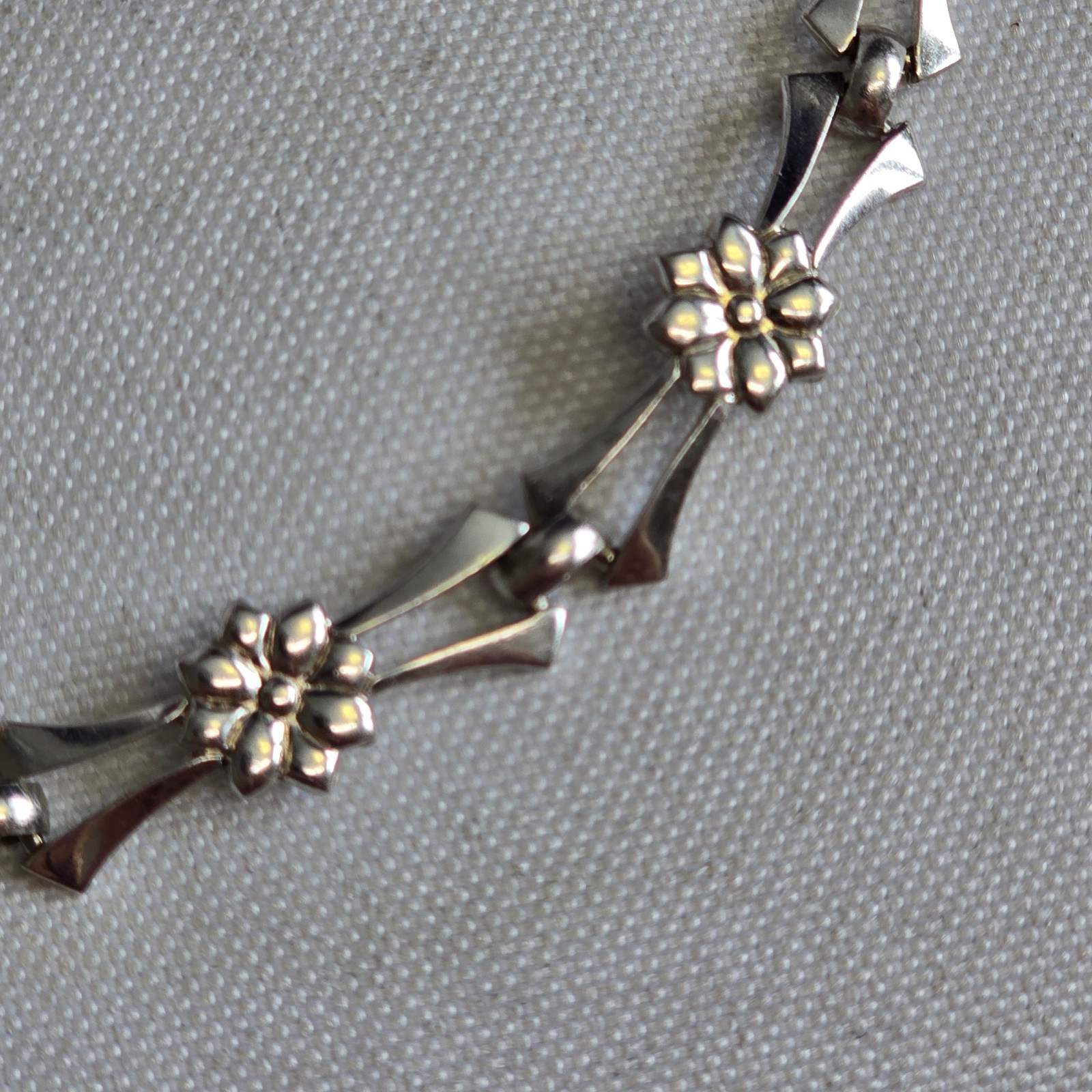 Sterling Silver Floral Necklace 14.53g Fine Jewelry 15″ Chain Flower Choker