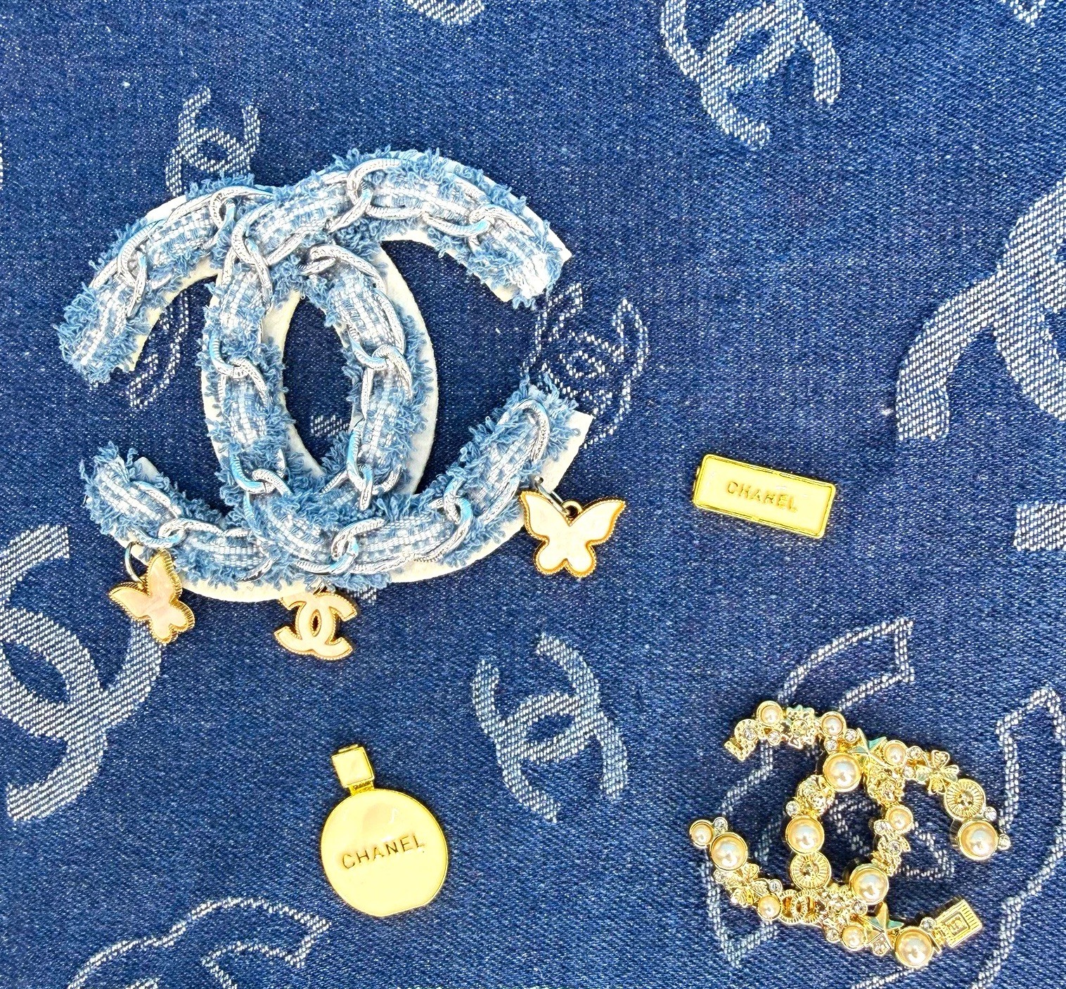 New 5pc DesignerLogo Jean Brooch,Blue Jean/White Fabric , Enamel Pearl Charm lot