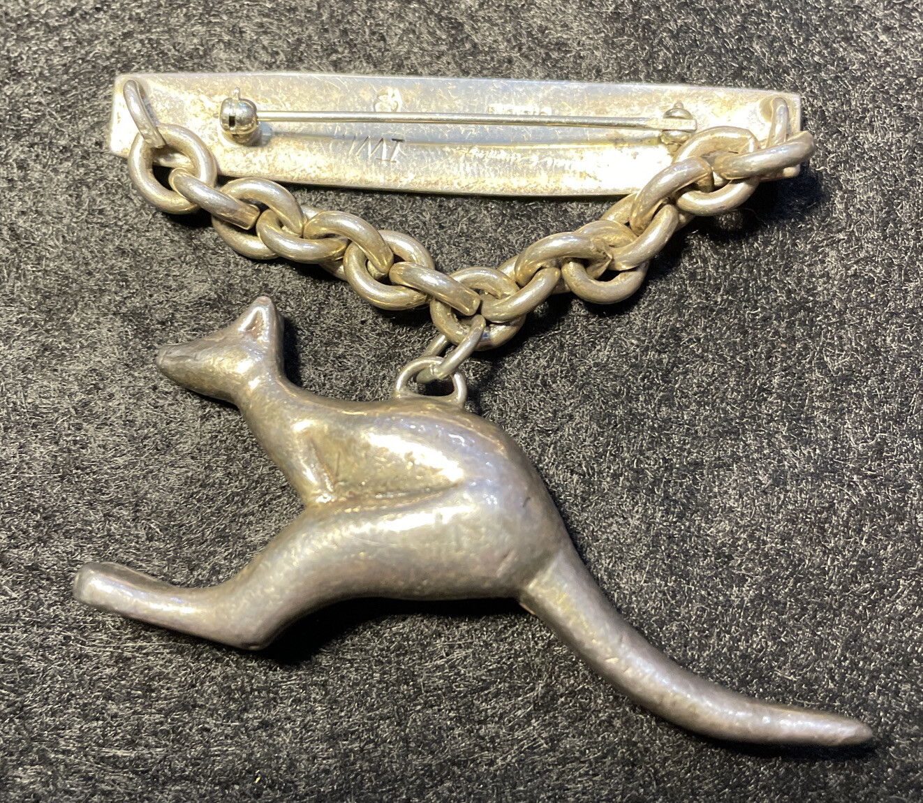 SUSAN CUMMINGS sterling silver IWLF HAMMERED BAR KANGAROO DANGLE BROOCH PIN