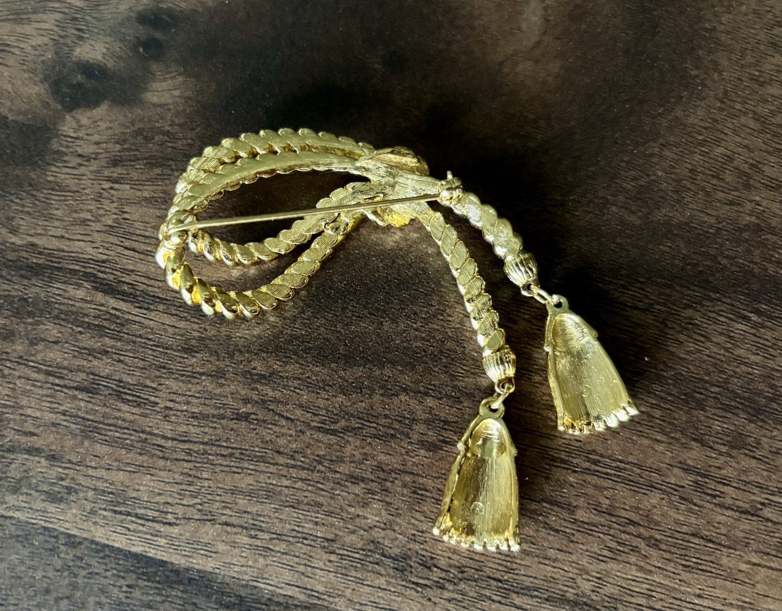Gold Tone Metal Bow Knot Tassel Brooch Pin Bow Shape Undated No Stone 2.25 in