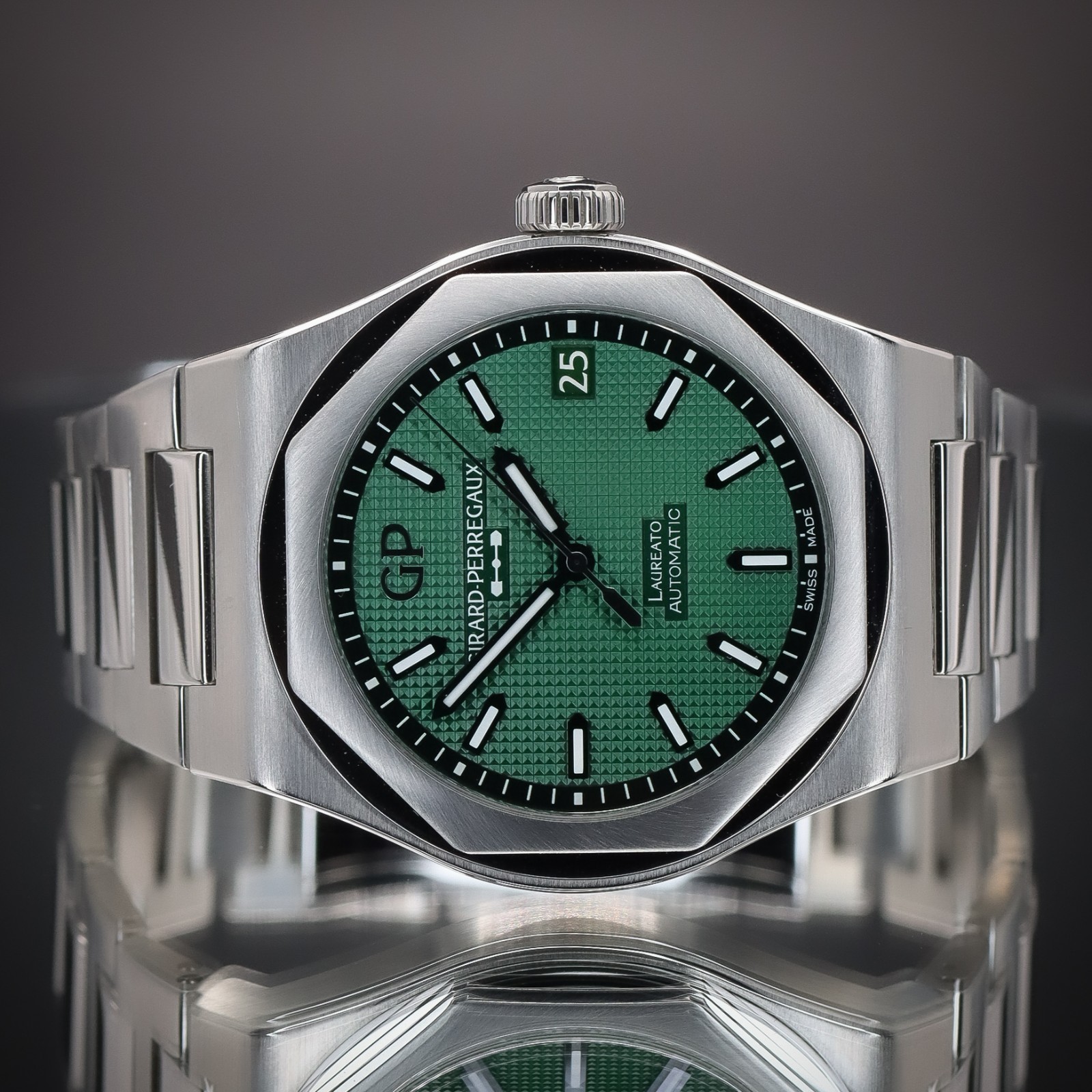 GIRARD-PERREGAUX Laureato 42 “Sunray Green” | Ref. 81010-11-3153-1CM | Full Set
