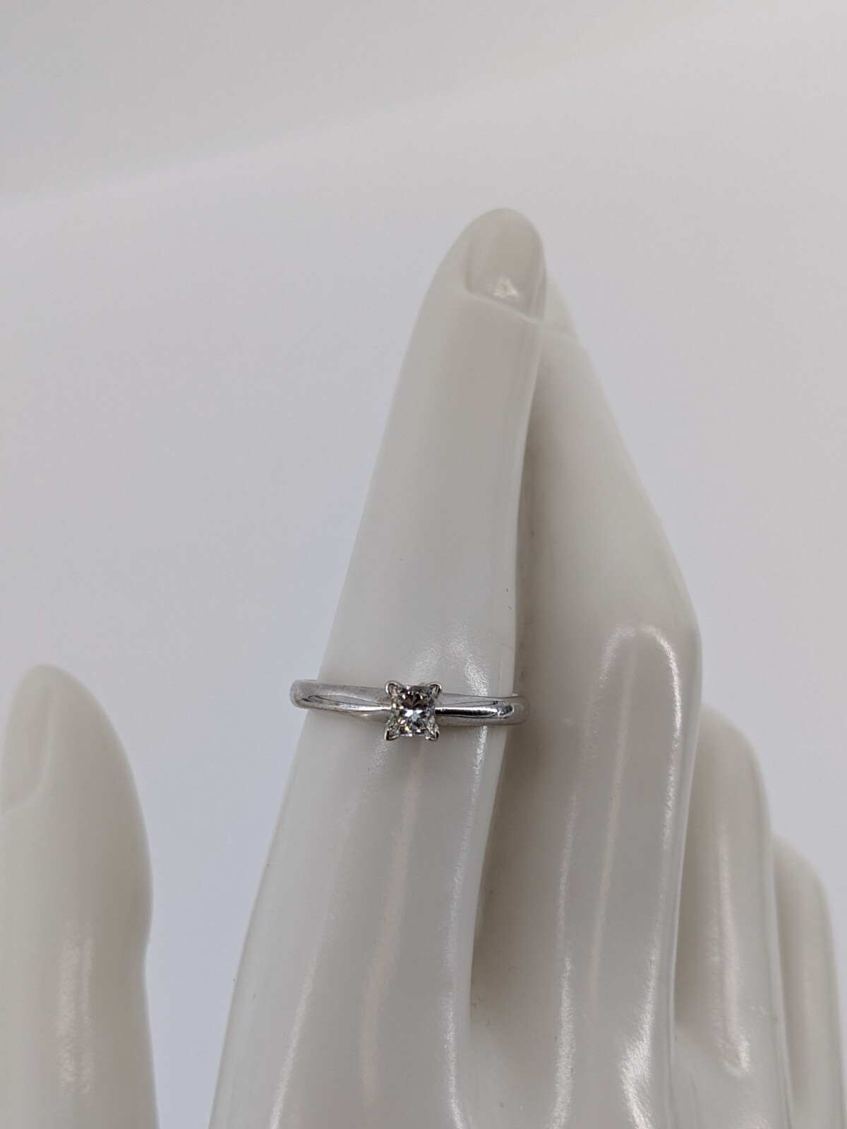 14KT White Gold 2.27g Single Diamond Ring Size 7, 0.27cttw
