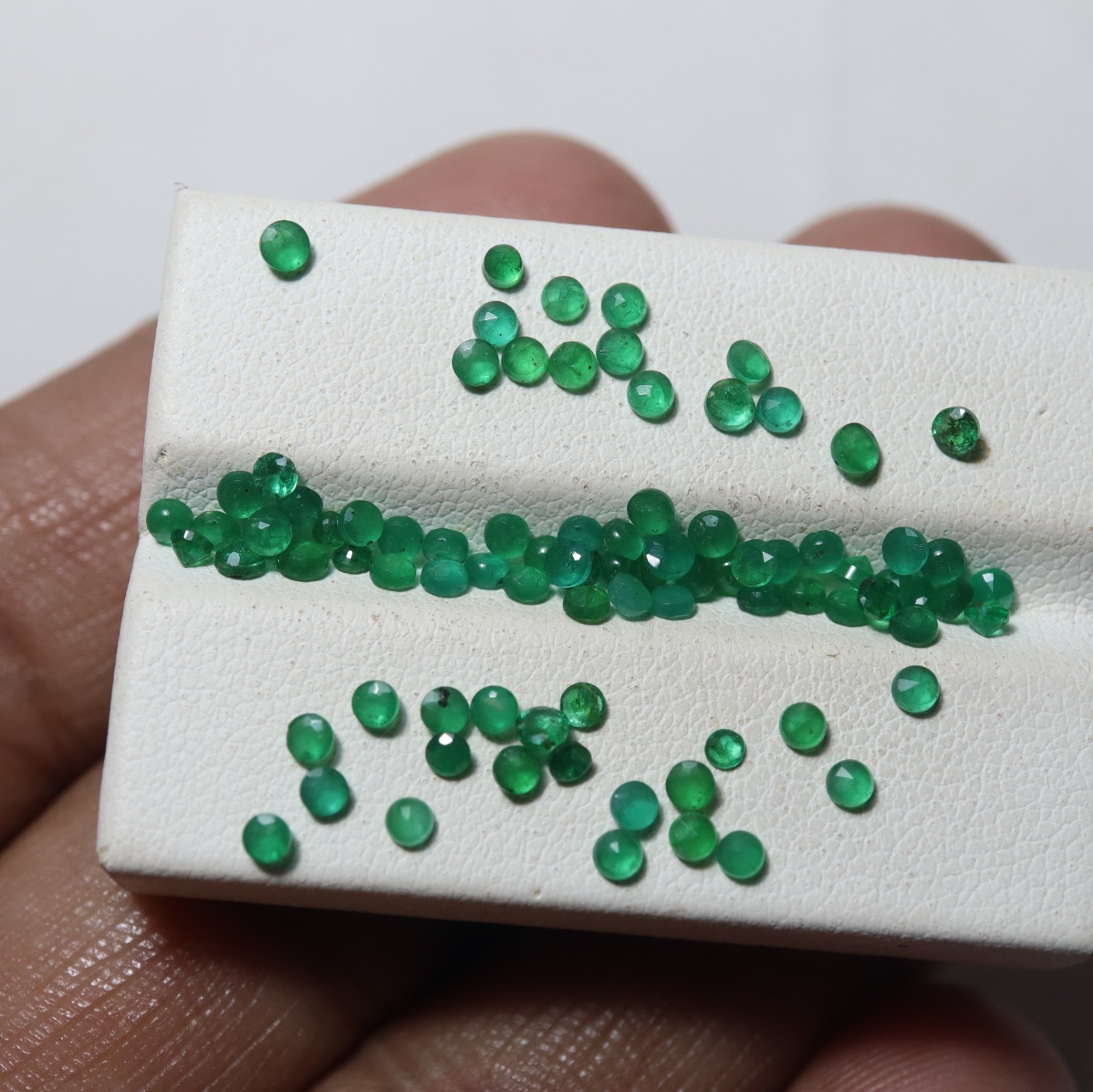 2 To 2.5 MM Natural Green Emerald Faceted Round Gemstones 88 Pcs Lot 6.4 Cts