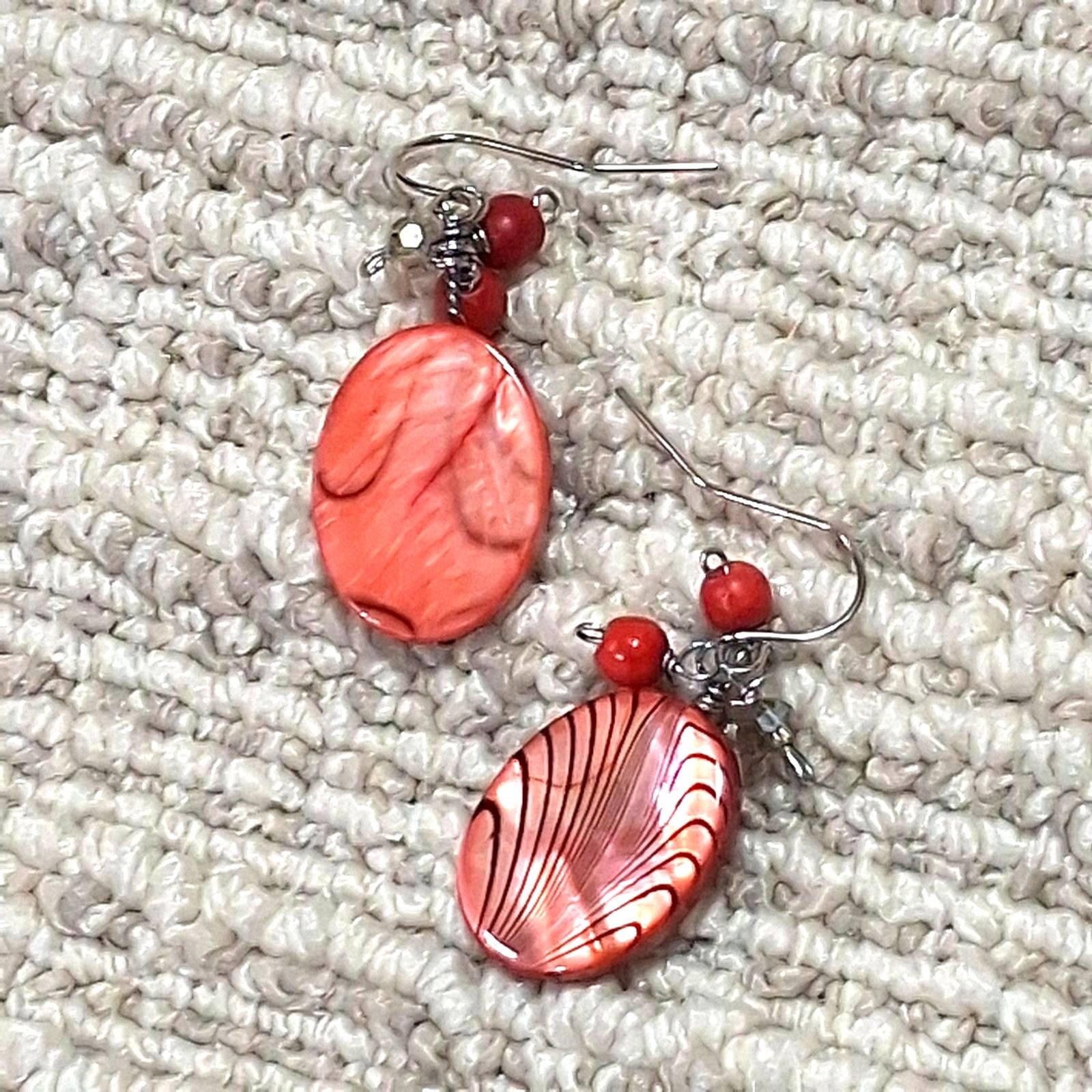 ORANGE FAUX LUCITE ACRYLIC OVAL STRIPED DANGLE EARRINGS RED BEAD COSTUME JEWELRY