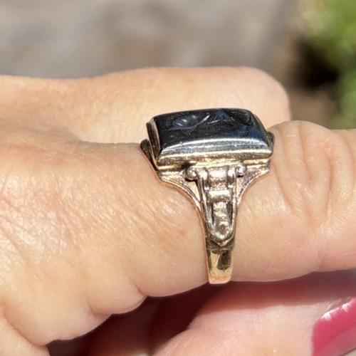 Vintage 10k Yellow Gold Soldier Carved Hematite Ring – sz 8 – 5.59 G