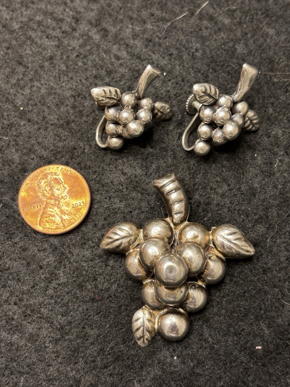 ICONIC VINTAGE MEXICO STERLING 925 GRAPE PIN & EARRINGS SET *10.7 gm*