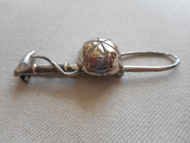 Vintage Sterling Silver 925 Cap & Riding Crop Brooch RE3619