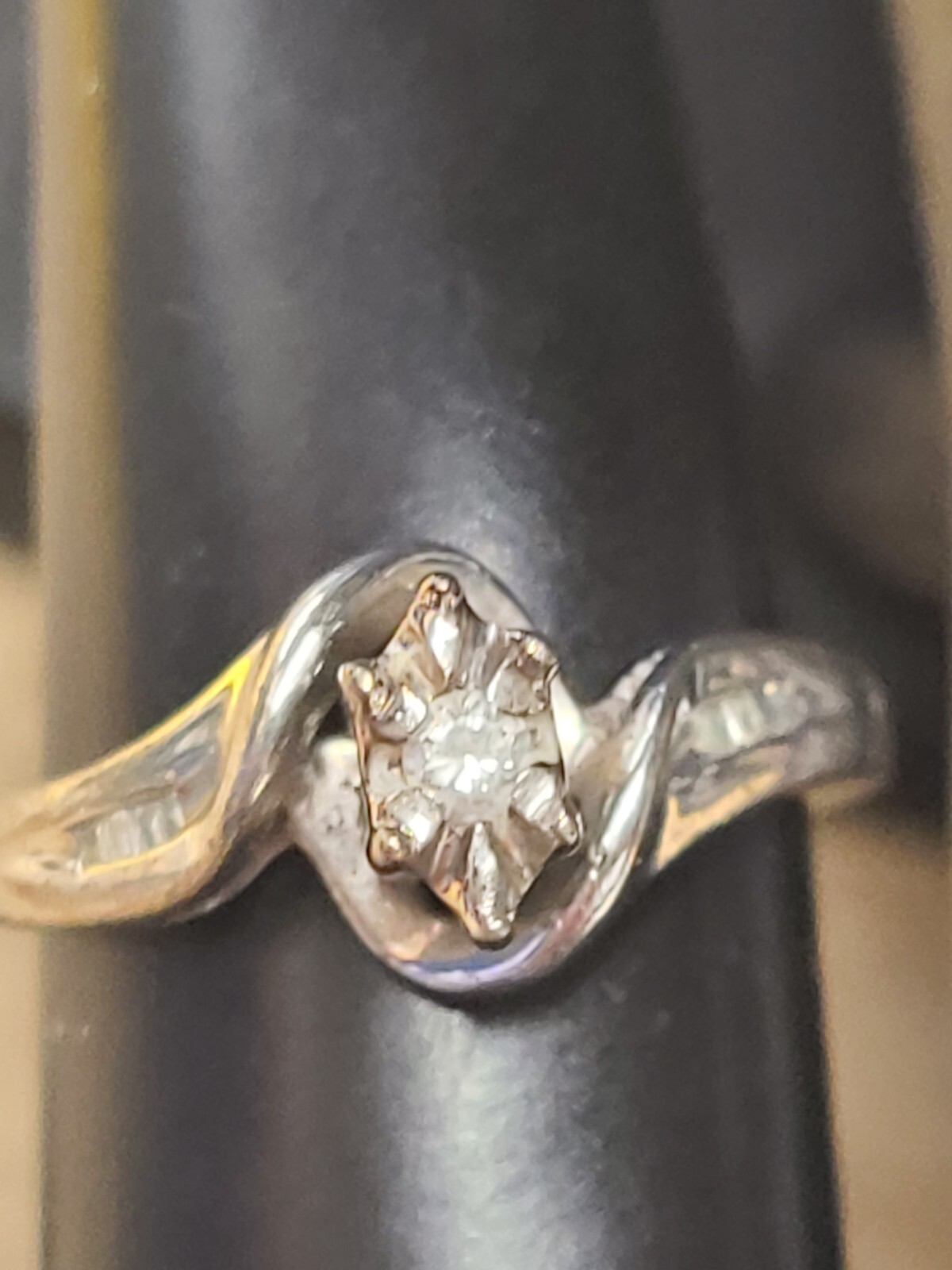 925 Diamond Ring 2.4 Grams Size 7