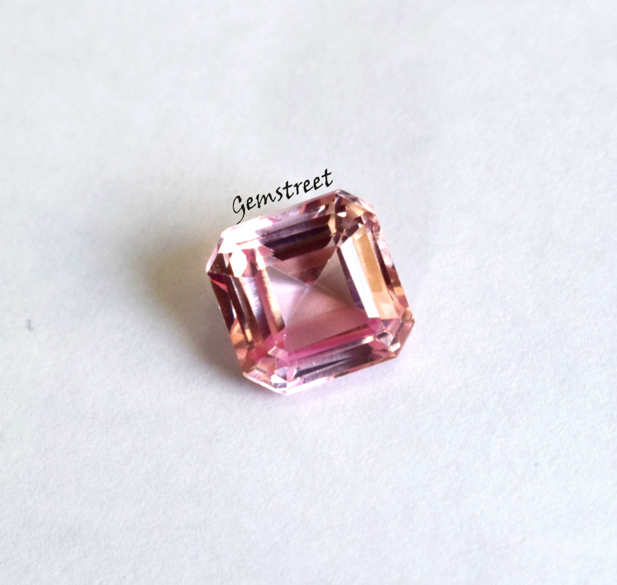 Natural 4.50 Ct Sri Lanka Peach Pink Padparadscha Sapphire Radiant Cut Certified