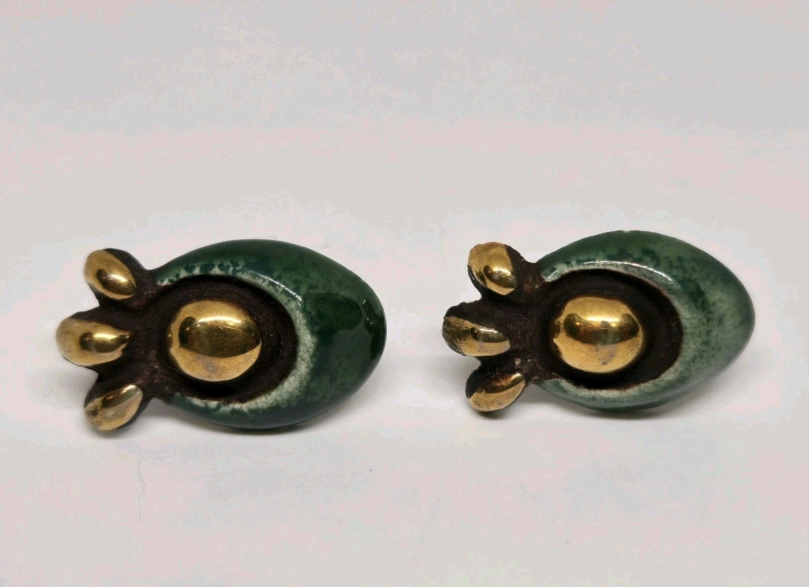 VINTAGE CERAMIC & ENAMEL HAND PAINTED SCREW BACK EARRINGS GREEN WITH GOLD TONE