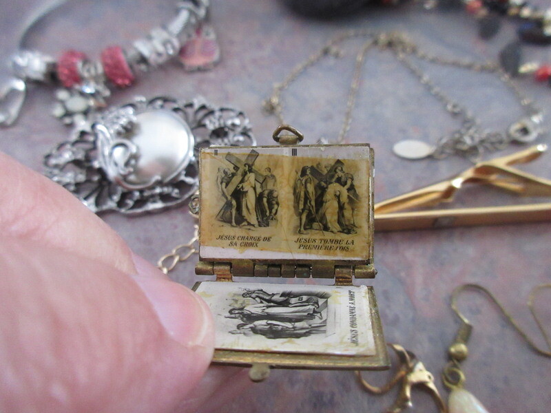 #B5 vintage lots of 14 items, set of 2 set earrings 1 rings and 2 necklaces 6