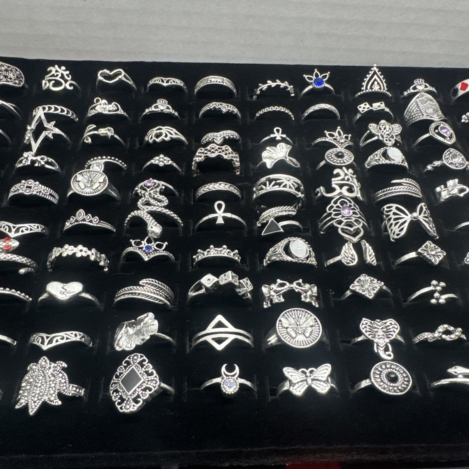 Lot Of 100 silver tone Rings sizes vary comes with tray included lot 1 m3