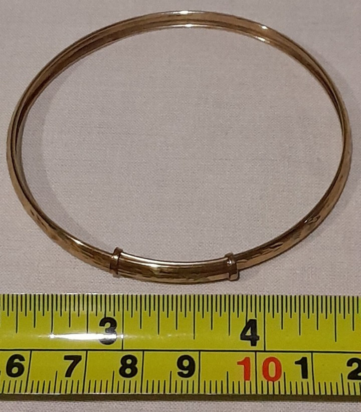 LARGE 9ct Gold ‘ADULT’S EXPANDABLE DIAMOND-CUT’ 8 inch Round BANGLE. 4.90 grams
