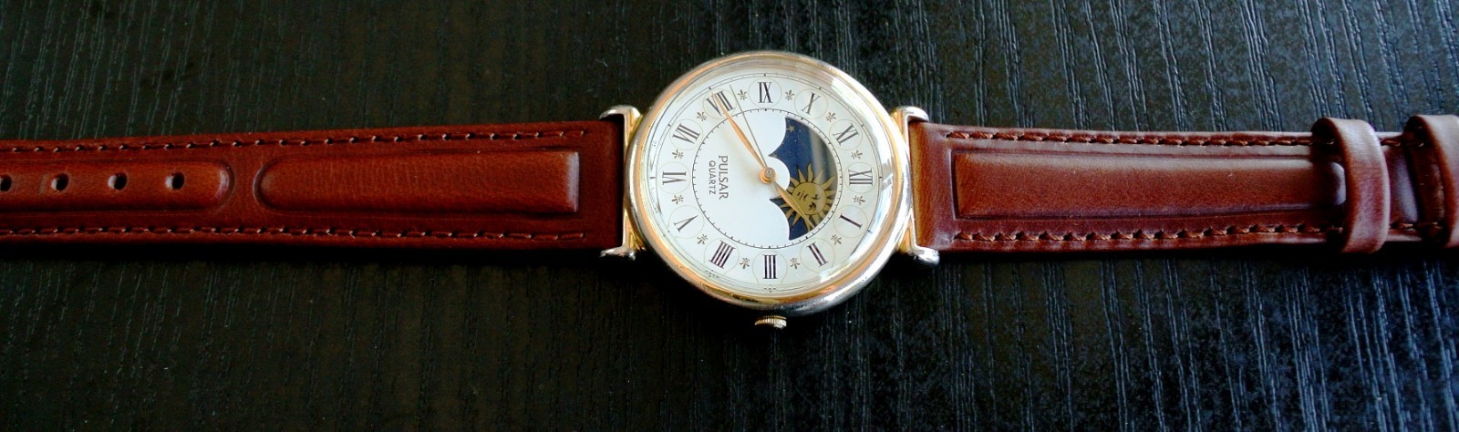 VINTAGE PULSAR SEIKO ELEGANT MOON PHASE QUARTZ MEN’S GOLDEN LEATHER DRESS WATCH