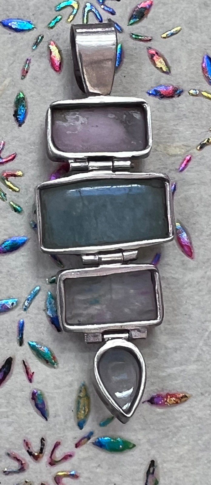 SILVER & MULTICOLOR STONES PENDANT measuring 2-3/4″ weighing 15 grams EXCELLENT
