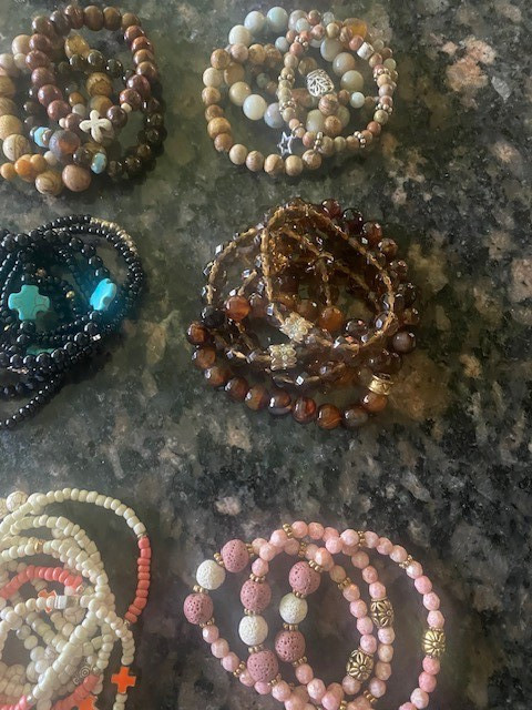 Preowned Lot Of 60+ Assorted Bead Bracelets Stretchy Multicolors