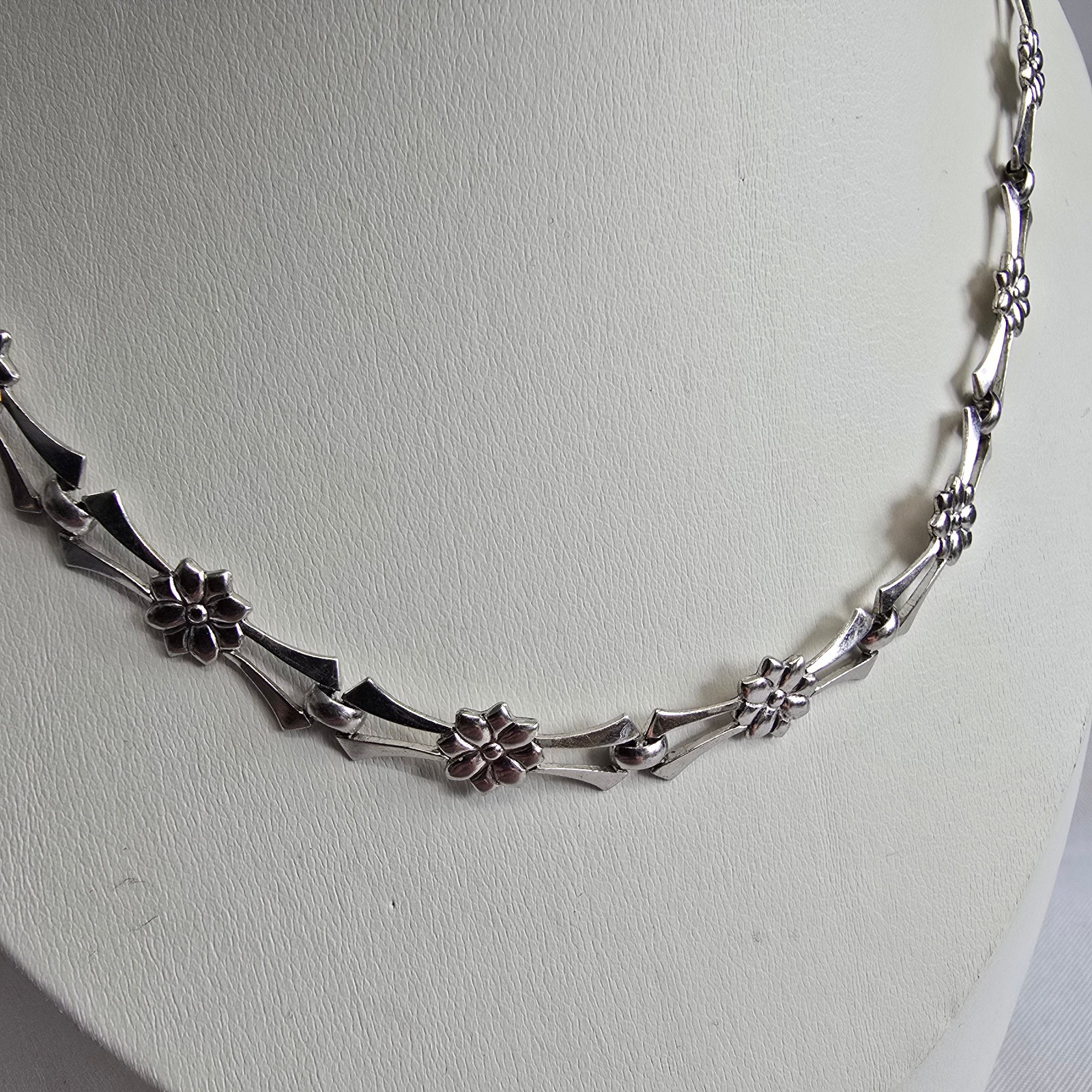 Sterling Silver Floral Necklace 14.53g Fine Jewelry 15″ Chain Flower Choker
