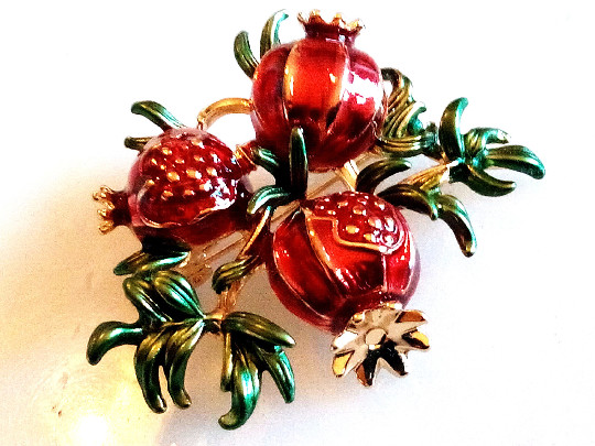 POMEGRANATE BROOCH!Food/Drink Pin.Red Enameled Fruit With Green Leaves.Gold Tone