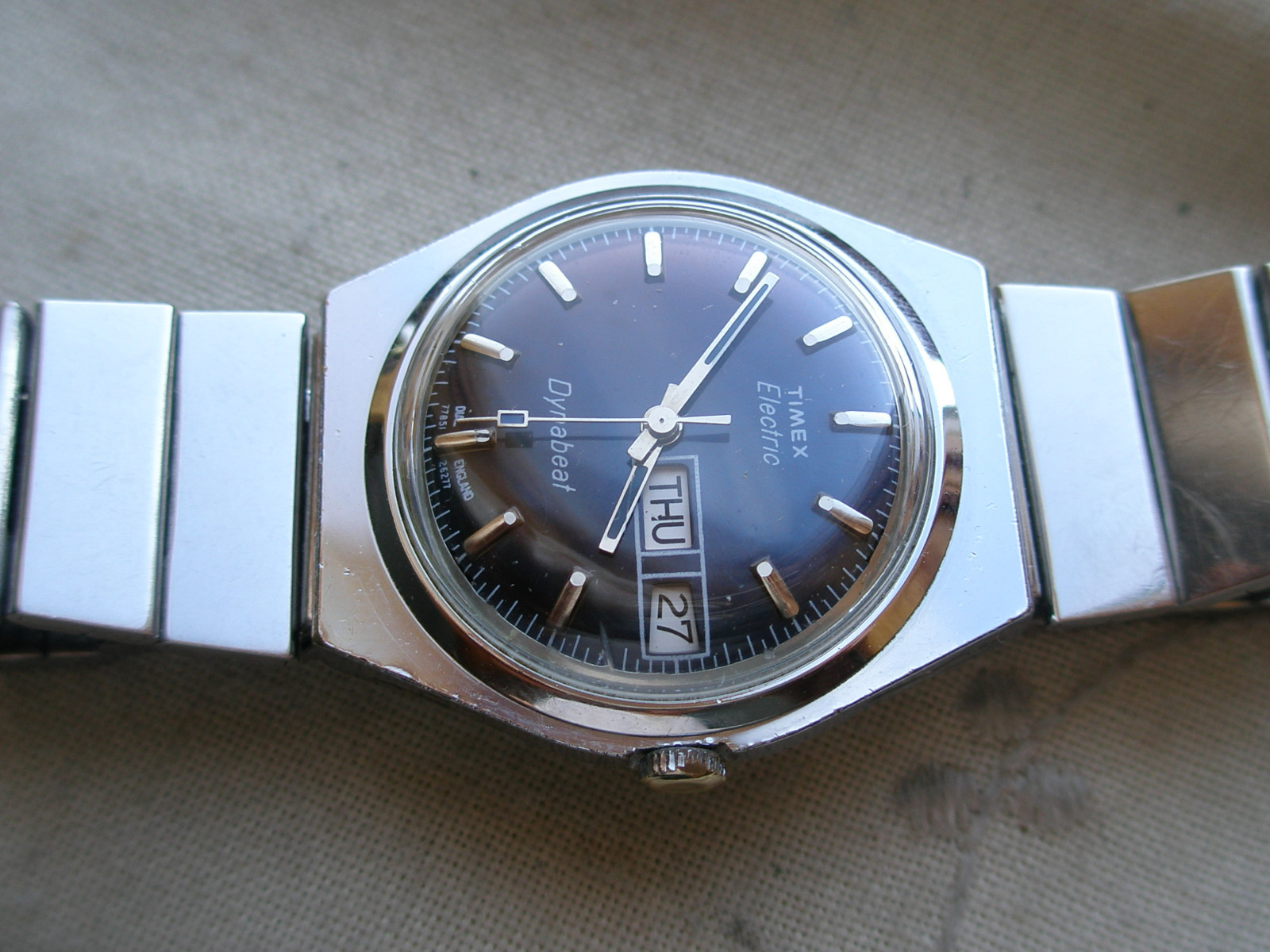 LARGE VINTAGE 1968 TIMEX ELECTRIC DYNABEAT, CHROME/SS, NEEDS HELP.