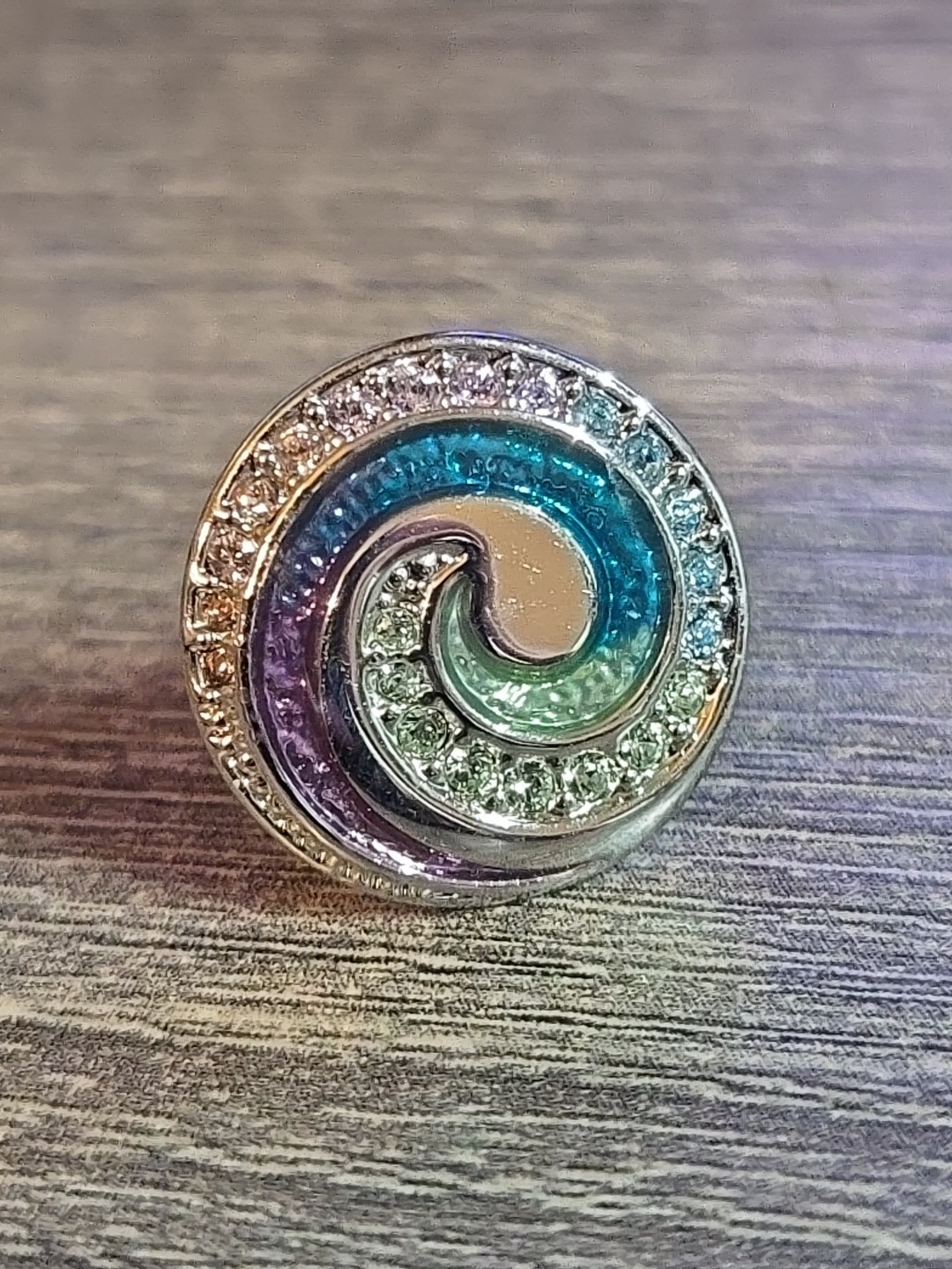 Swarovski SCS 2012 Pailea Whale Event Ocean Wave Tack Lapel pin Aci