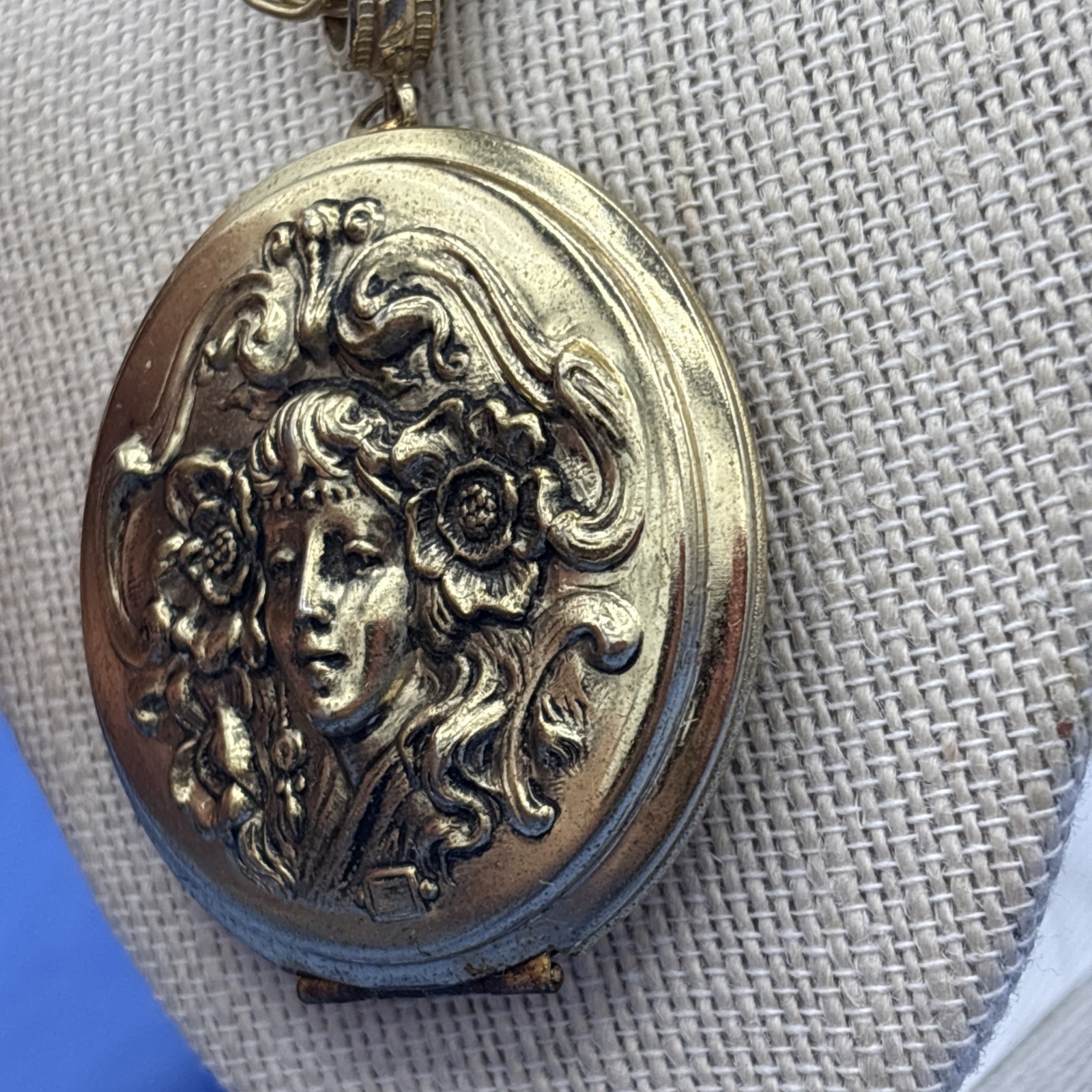 Vintage Whiting Davis Art Nouveau Lady Compact Locket Necklace 30” Gold Tone