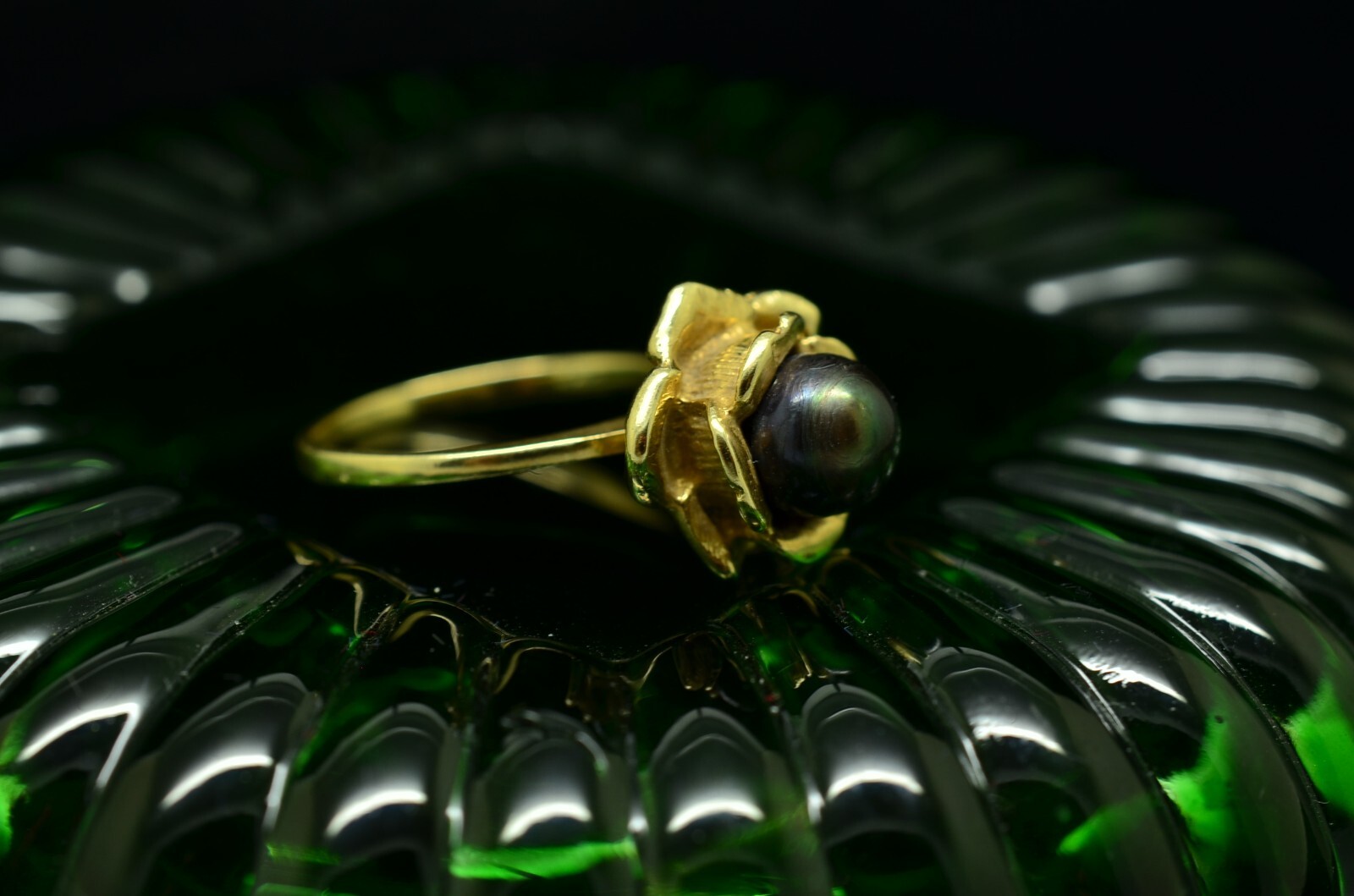 14K Yellow Gold Black Pearl in a Flower Setting Ring Band size 3.75