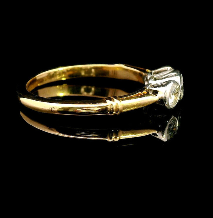 18 ct Yellow and White Gold Diamond Ring, two 0.07ct and a 0.20ct Diamonds