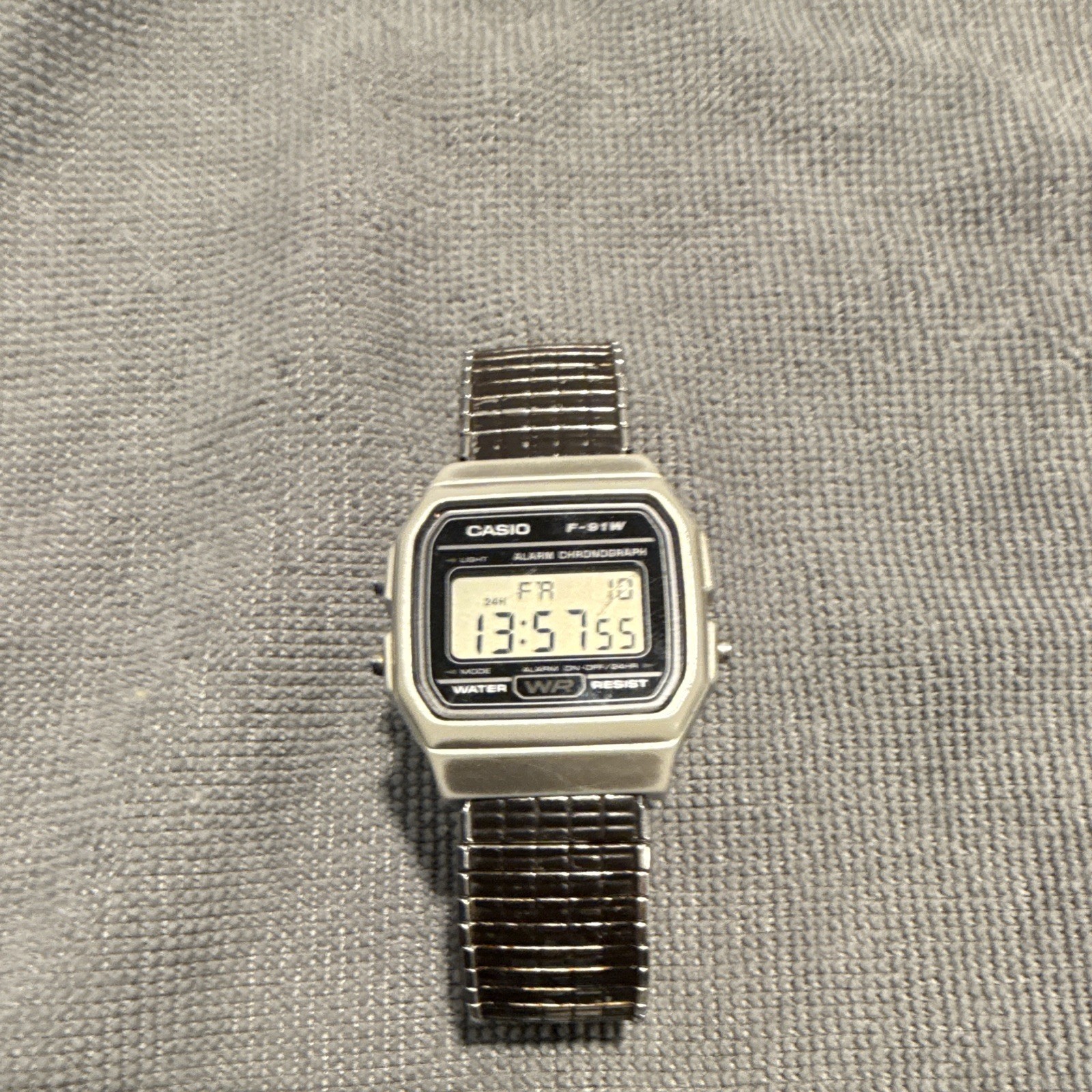 Vintage Casio F-91W Quartz Digital Watch Alarm Chronograph Silver Metal Bracelet