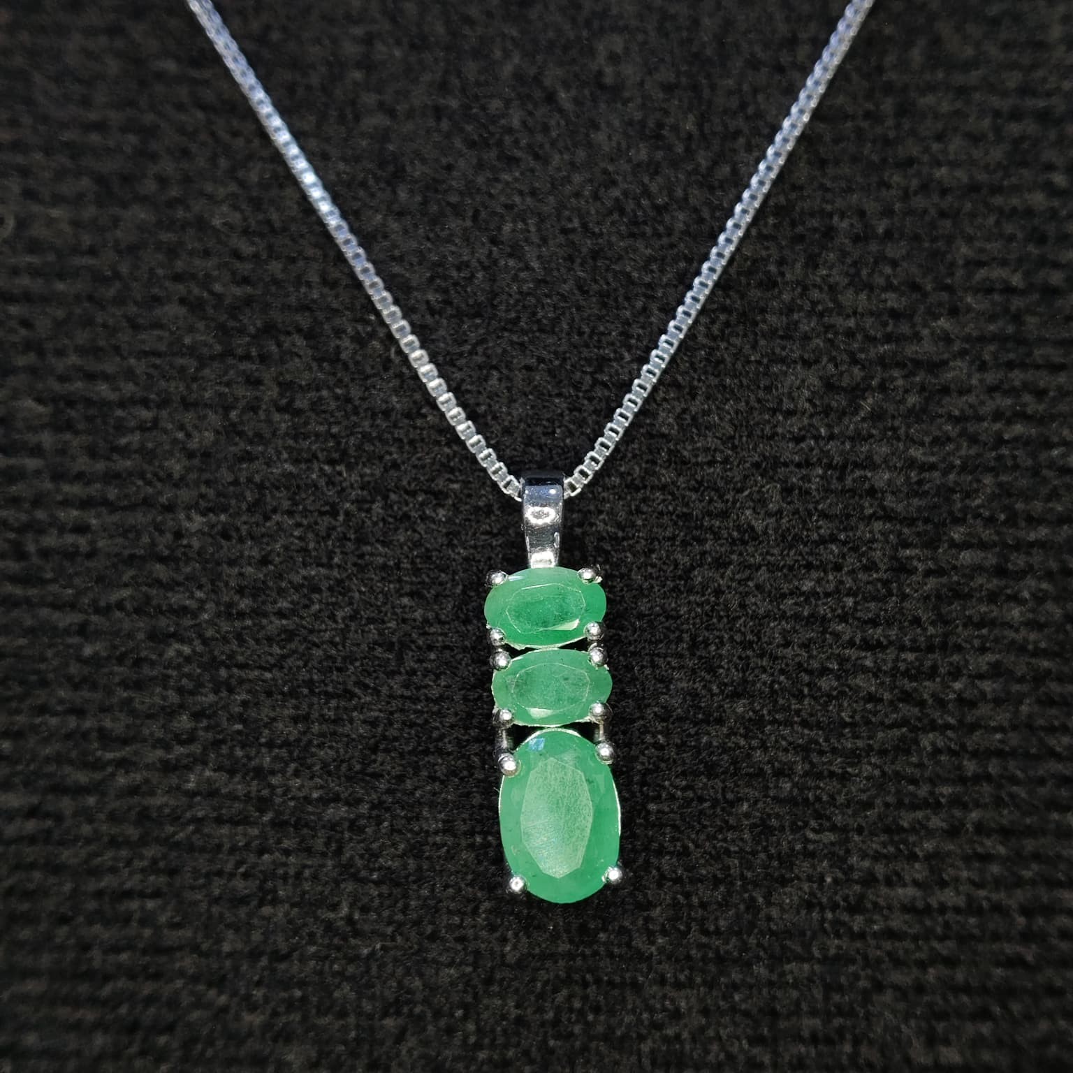 925 Sterling Silver Natural Emerald Pendant Oval Top Rich Green 2.61gm
