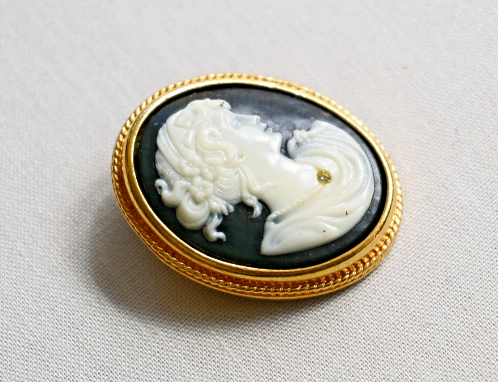 Vintage Avon Victorian Revival Cameo Rhinestone Resin Gold Tone Pendant Brooch