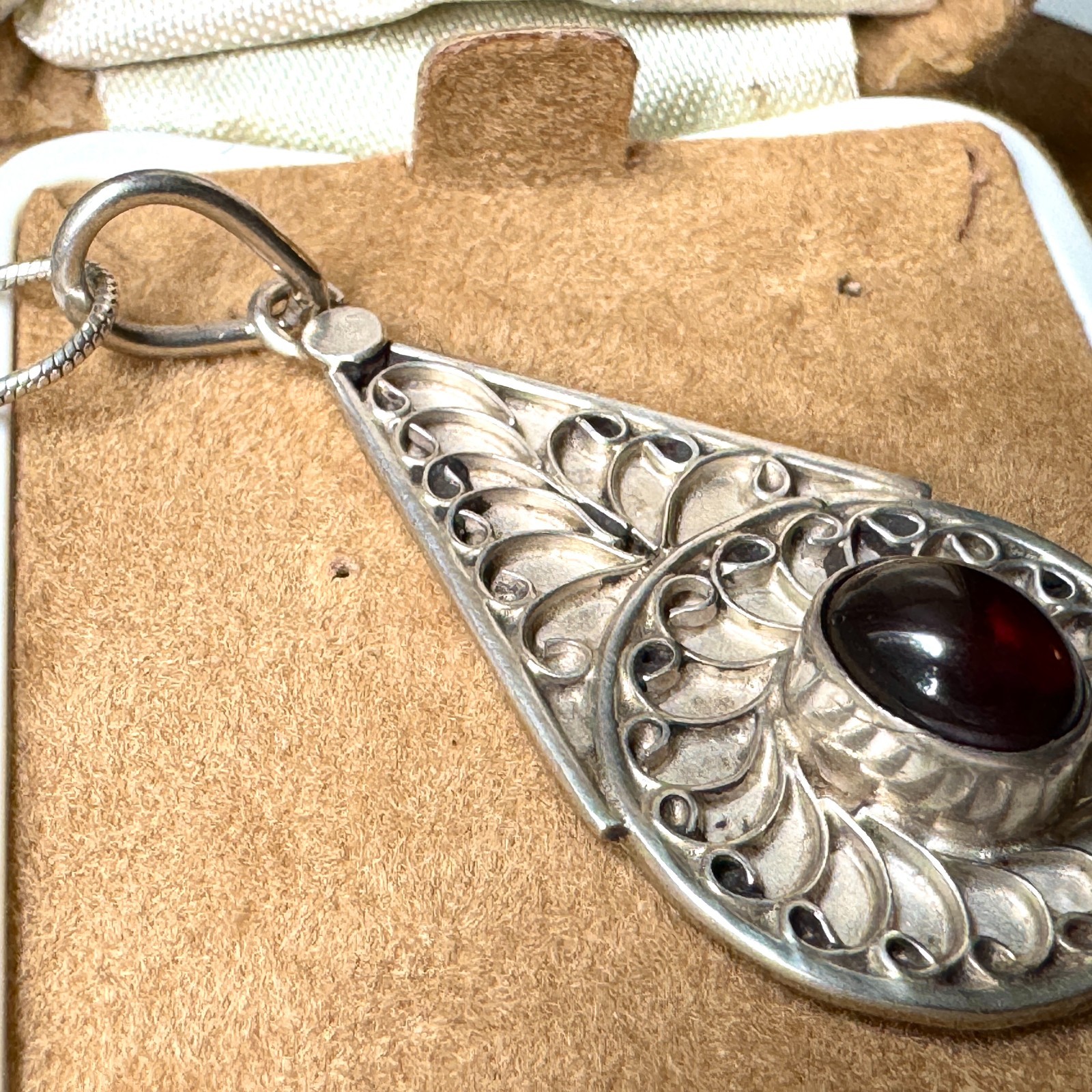 Vintage Sterling Silver 925 Filigree Scrollwork Pendant Necklace 46cm Garnet