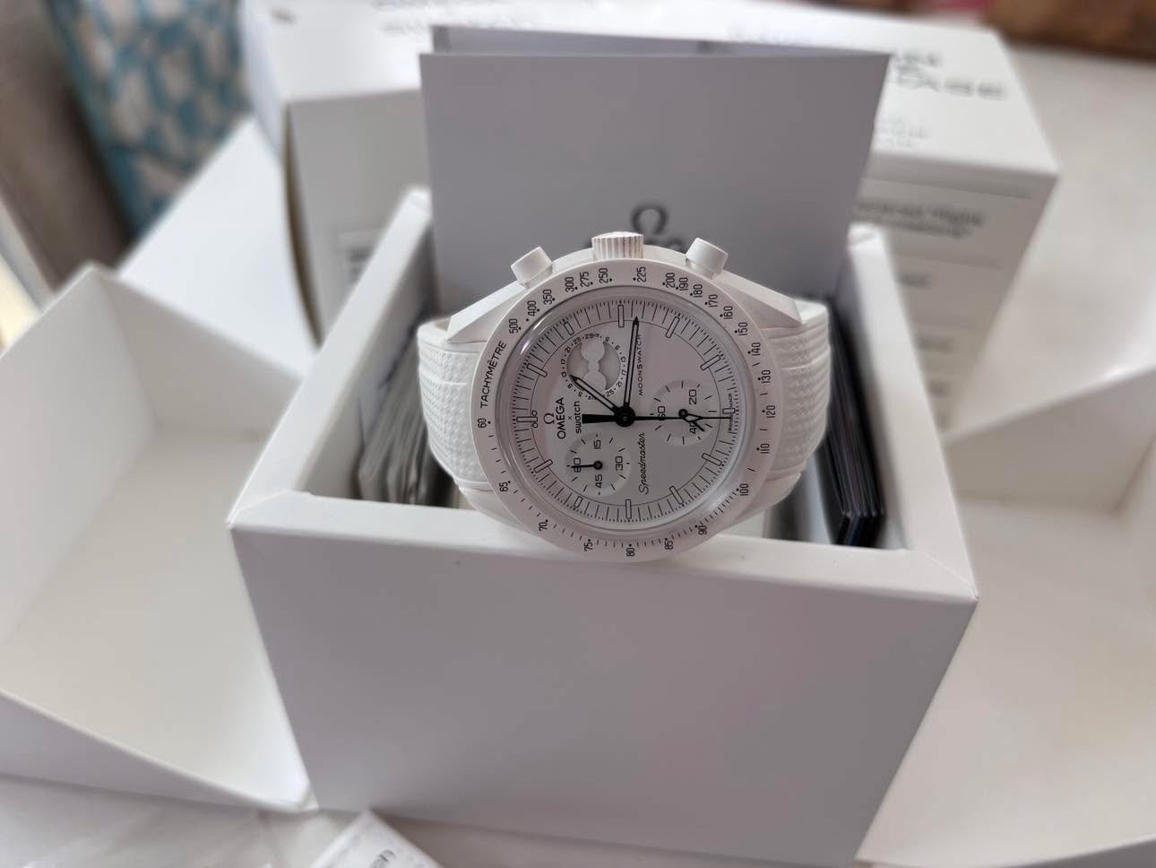 OMEGA x Swatch MoonSwatch SNOOPY Mission to the Moonphase