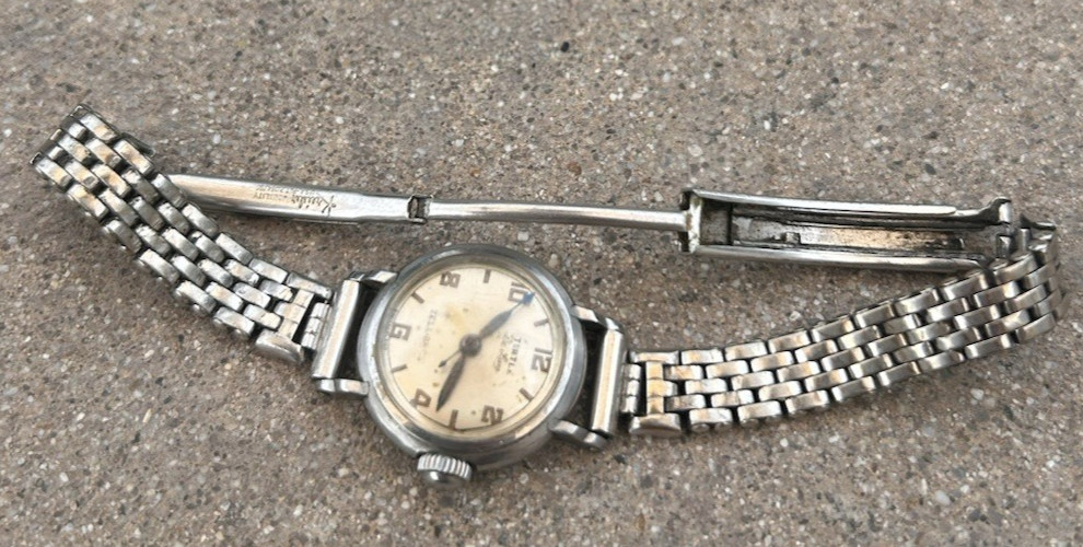 Vintage JUVENIA Ladies’ Hand-Wound Watch Working Condition Engraved By Kreisler
