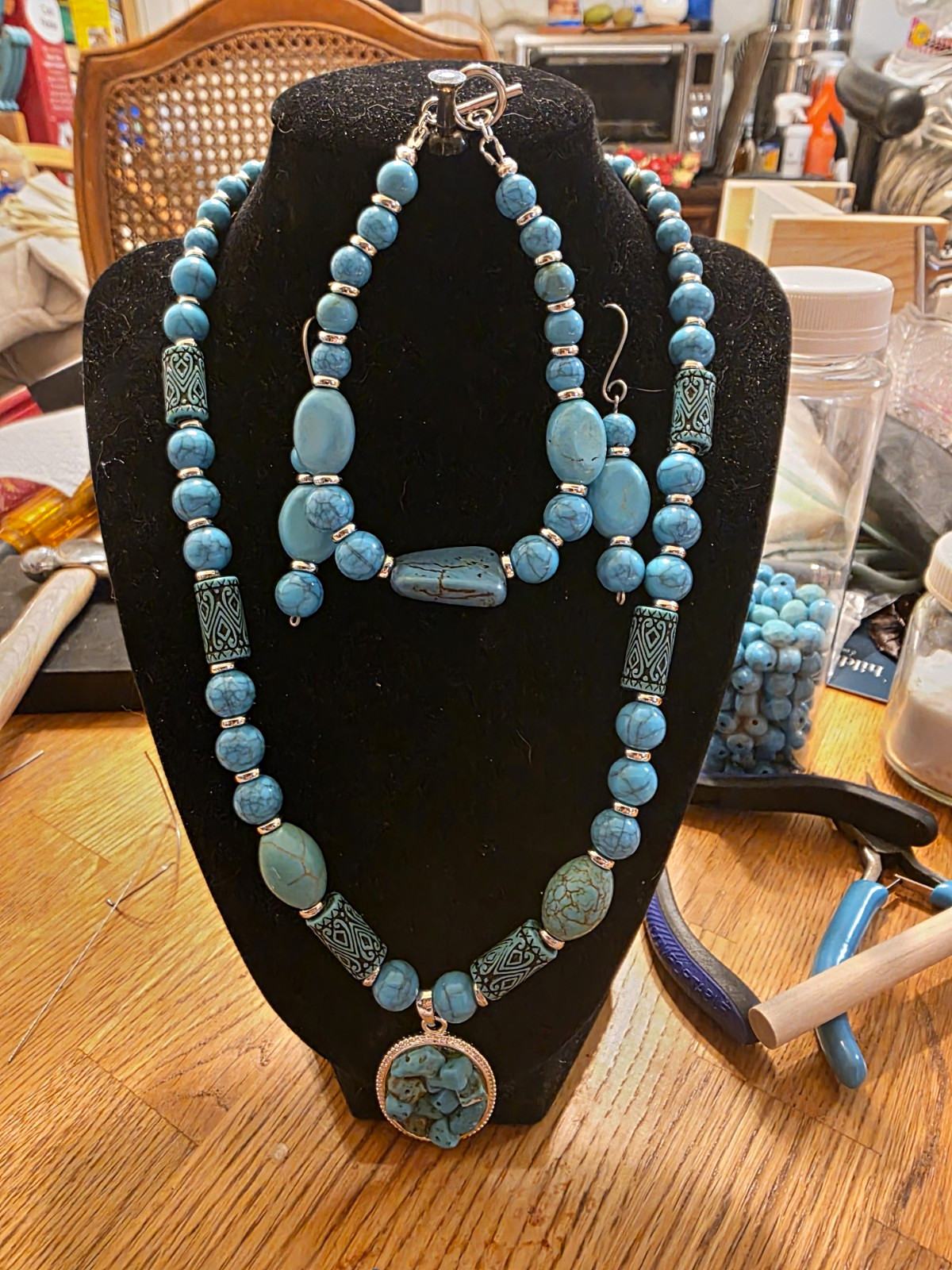 Handmade Turquoise/Howlite Bead Silver Tone Toggle Necklace Bracelet Earring Set