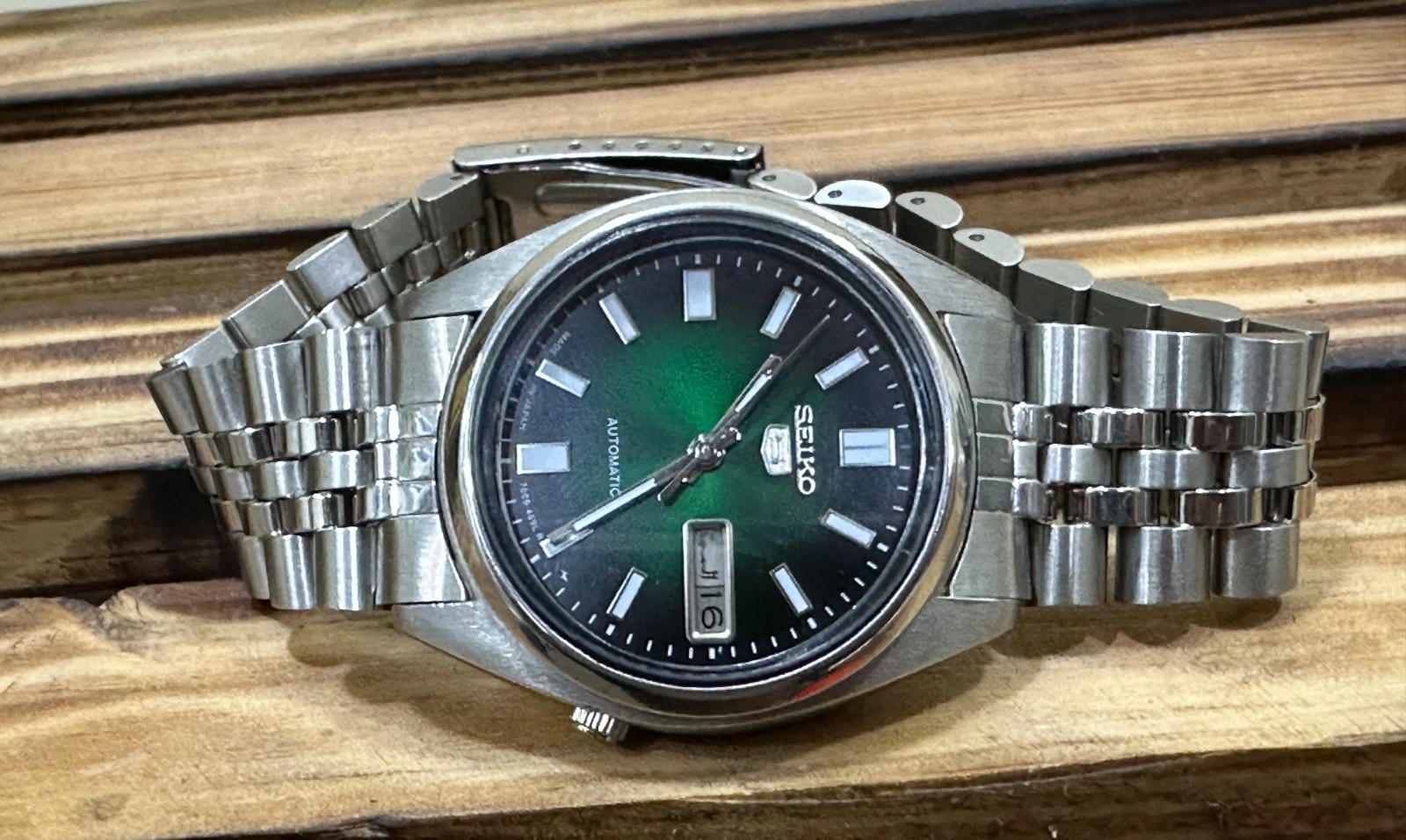 Vintage Seiko 5 Automatic 7009 SNXS Men’s Wrist Watch Day Date Japan Green Dial