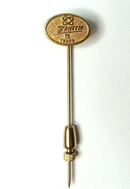VINTAGE LOT OF 5 ZENITH 5 YEARS GOLD TONE PIN PINS..
