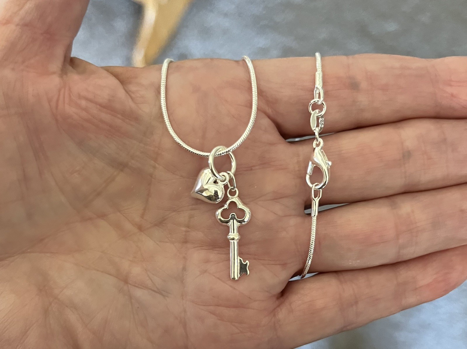 Sterling Silver Bubble ❤️ & Key Pendant Necklace.Height:19.2mm , Thickness:1.0mm