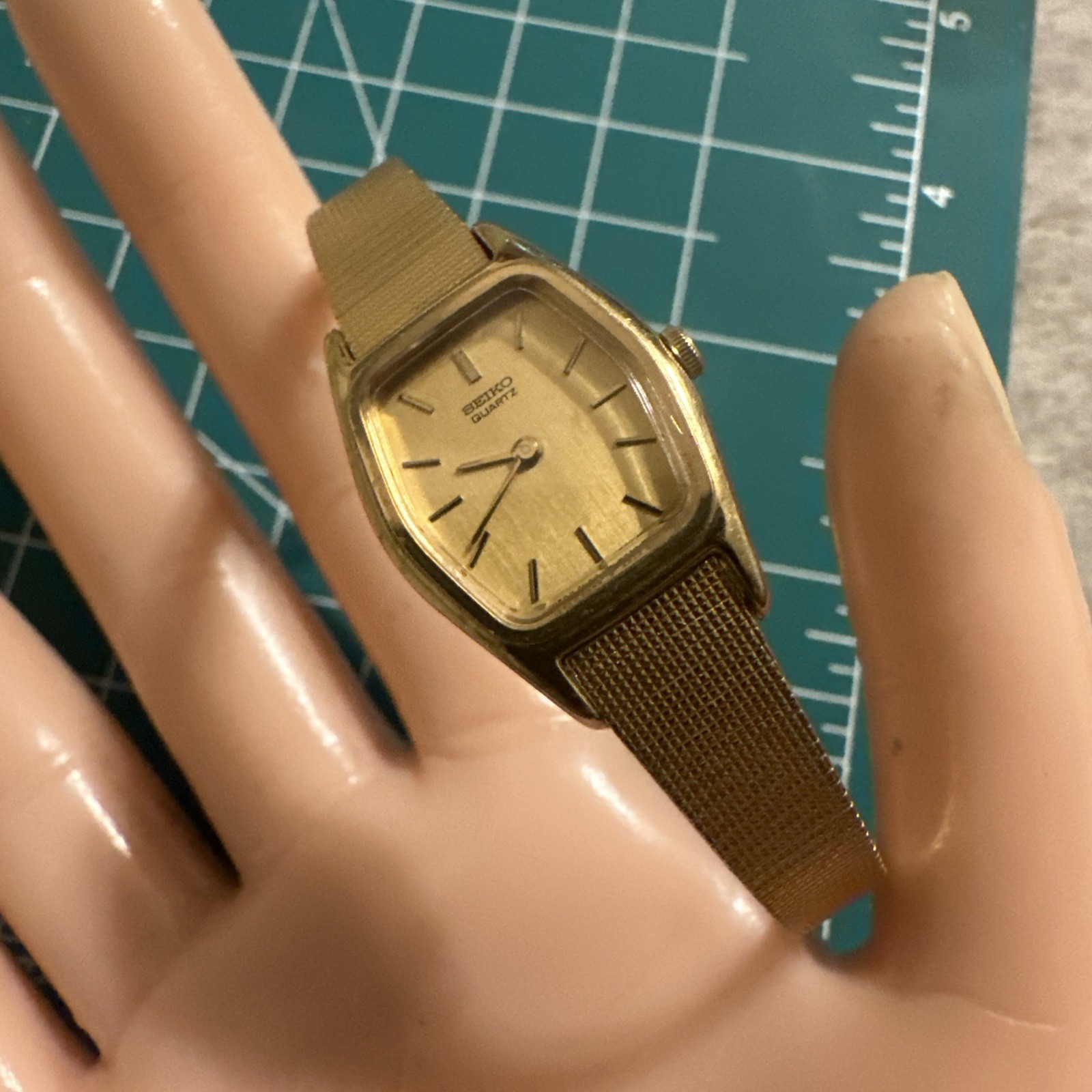 Vintage Seiko Watch Women’s Classic Luxury Gold Tone 2C20-6440 Gold Dial