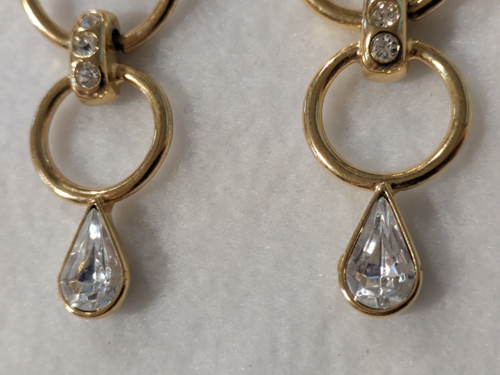 VINTAGE BIJOUX DESIGNS NEW YORK GOLD TONE TEARDROP PIERCED DROP EARRING STUNNING