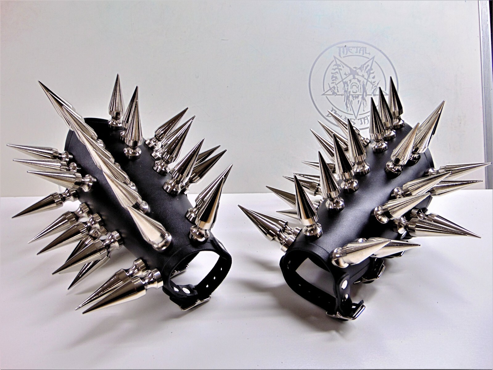 LEATHER GAUNTLET GIANT SPIKED .BLACK METAL (MDLG0044)….. CRAFT