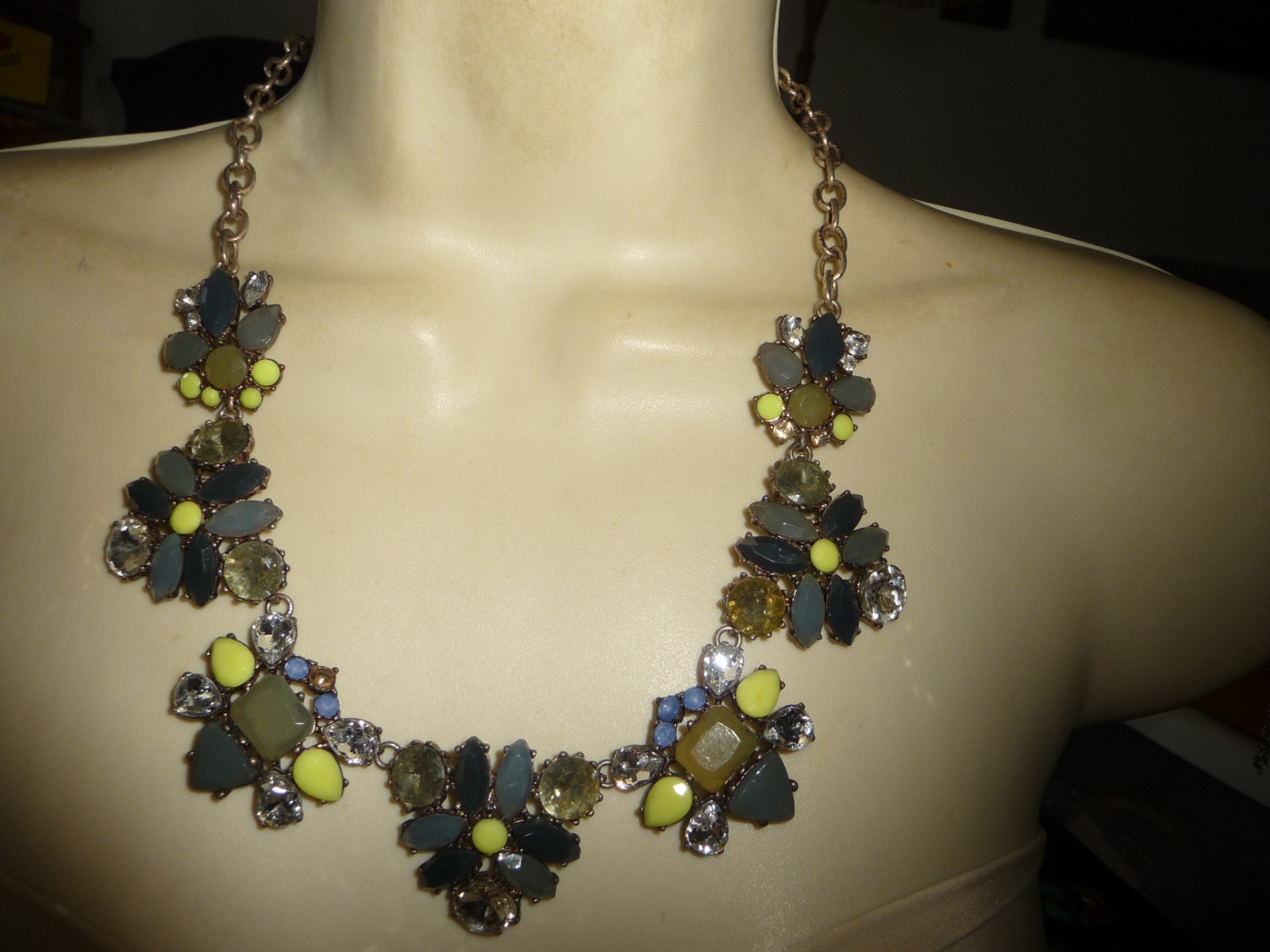 STELLA & DOT STATEMENT GRAY BLACK CLEAR YELLOW STONES GOLD TONE NECKLACE #29/29
