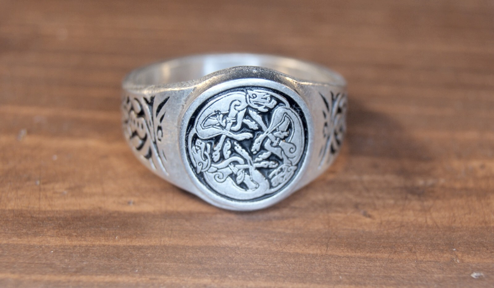 Celtic Hounds ring – 3 dogs biting tails symbol from the Book of Kells