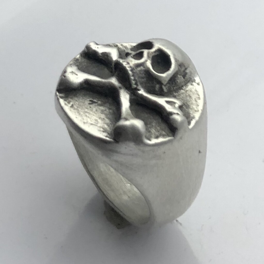 MJG STERLING SILVER SKULL AND BONES RING. MEMENTO MORI. BIKER. GUITAR. SZ 10 1/2
