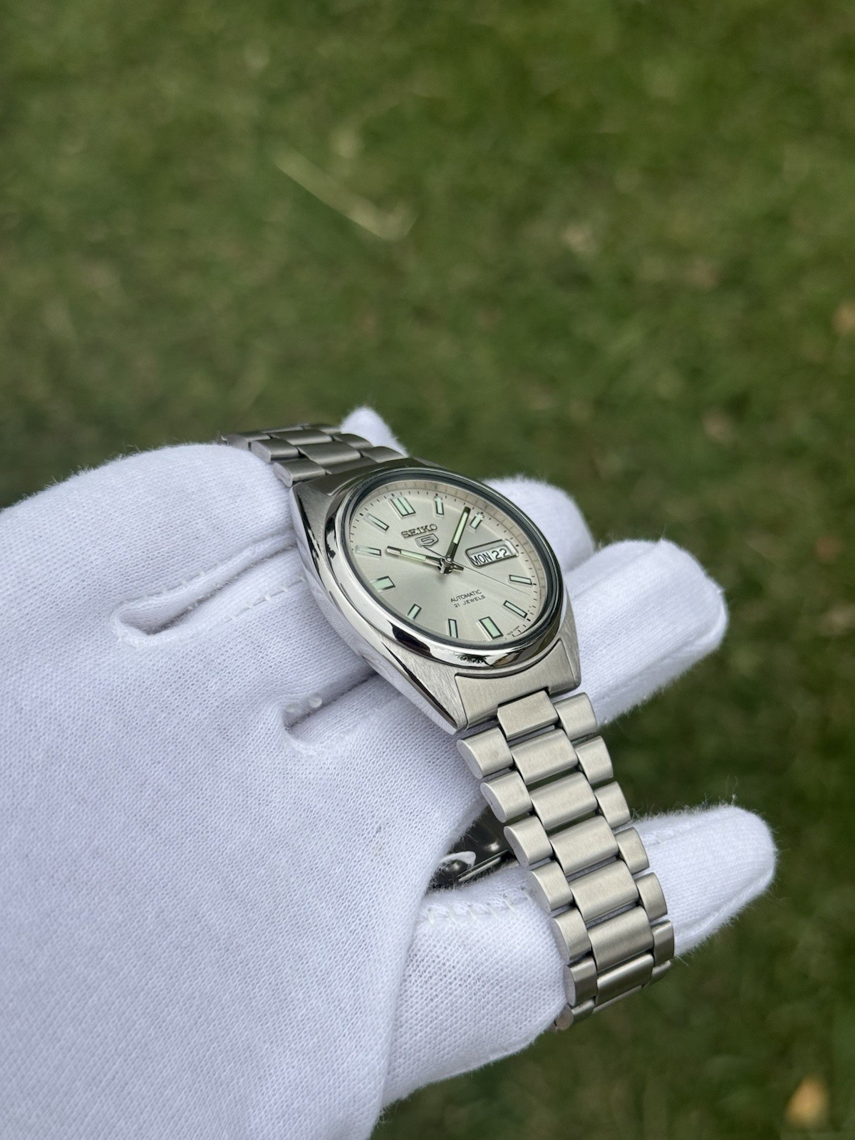 Vintage Seiko 5 Automatic 7S26 Mens Wrist Watch White Dial Day Date Japan 21J