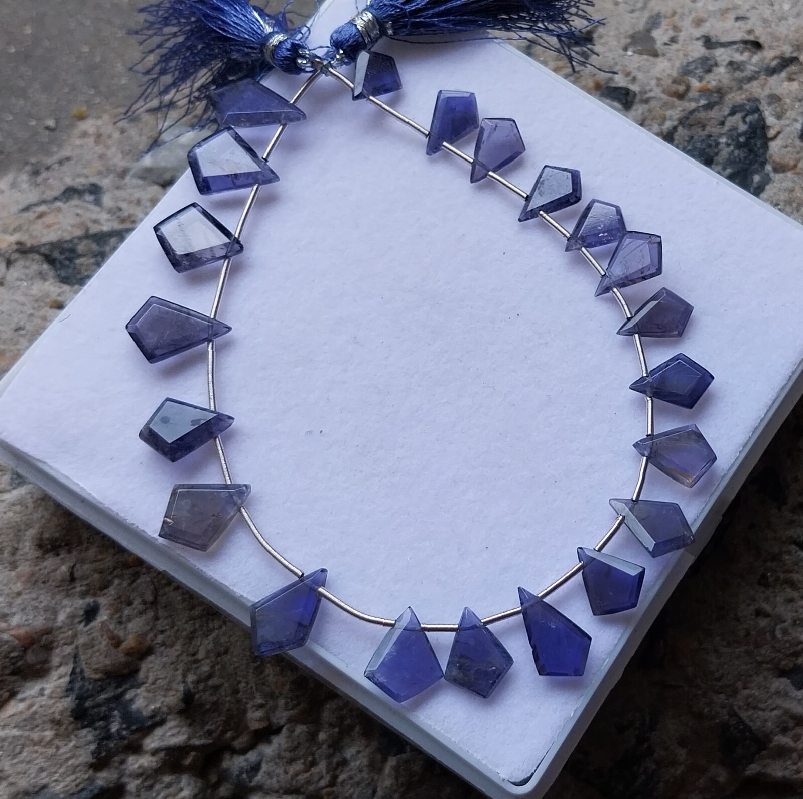 37 Carat 7.5×9.5-10.5×13.5 MM Natural Blue Purple Iolite Fancy Cut 8 Inch Beads