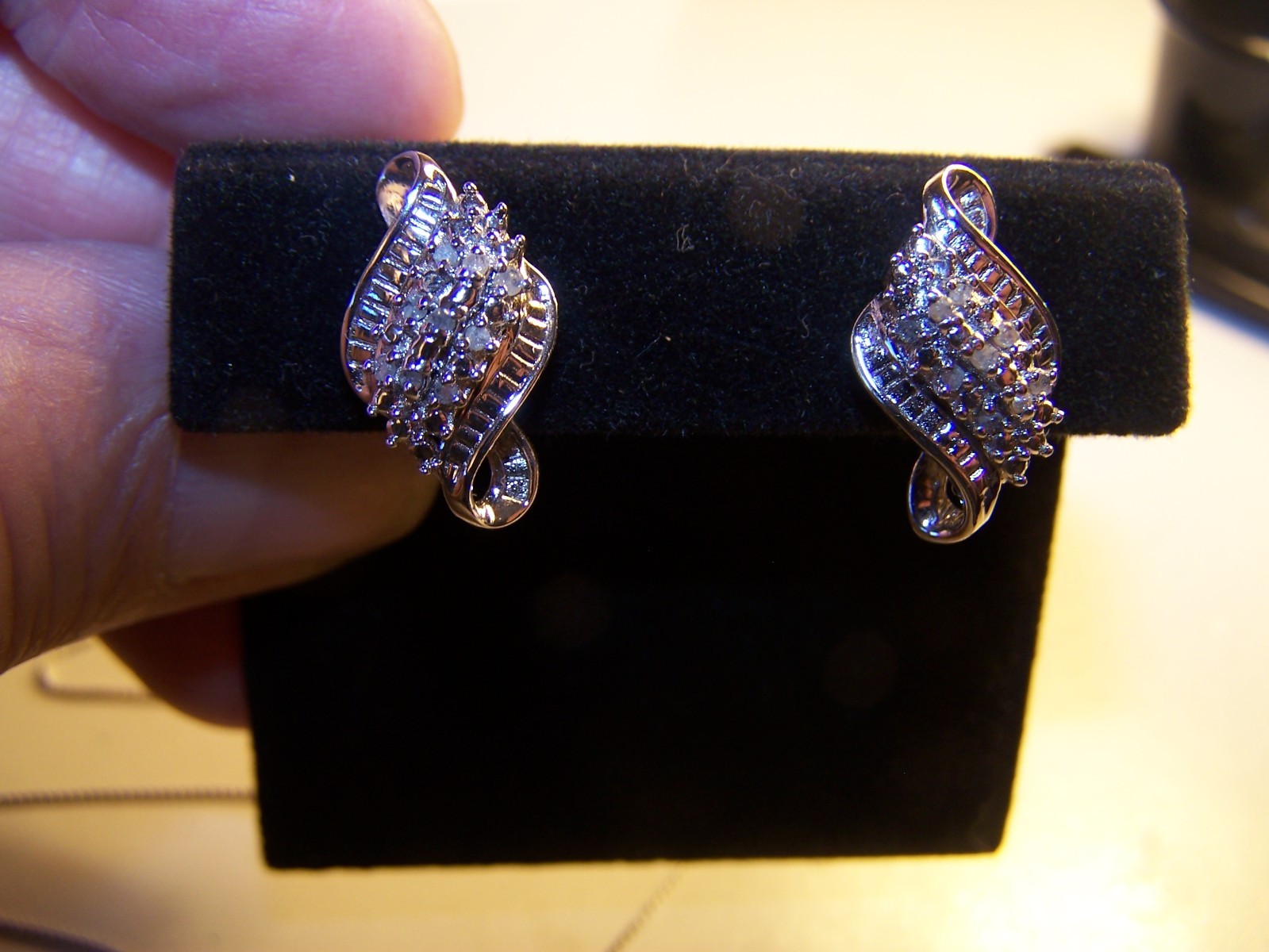 ZALES/KAY’S DESIGNER 27 DIAMOND STERLING SILVER PENDAT,CHAIN & MATCHING EARRINGS