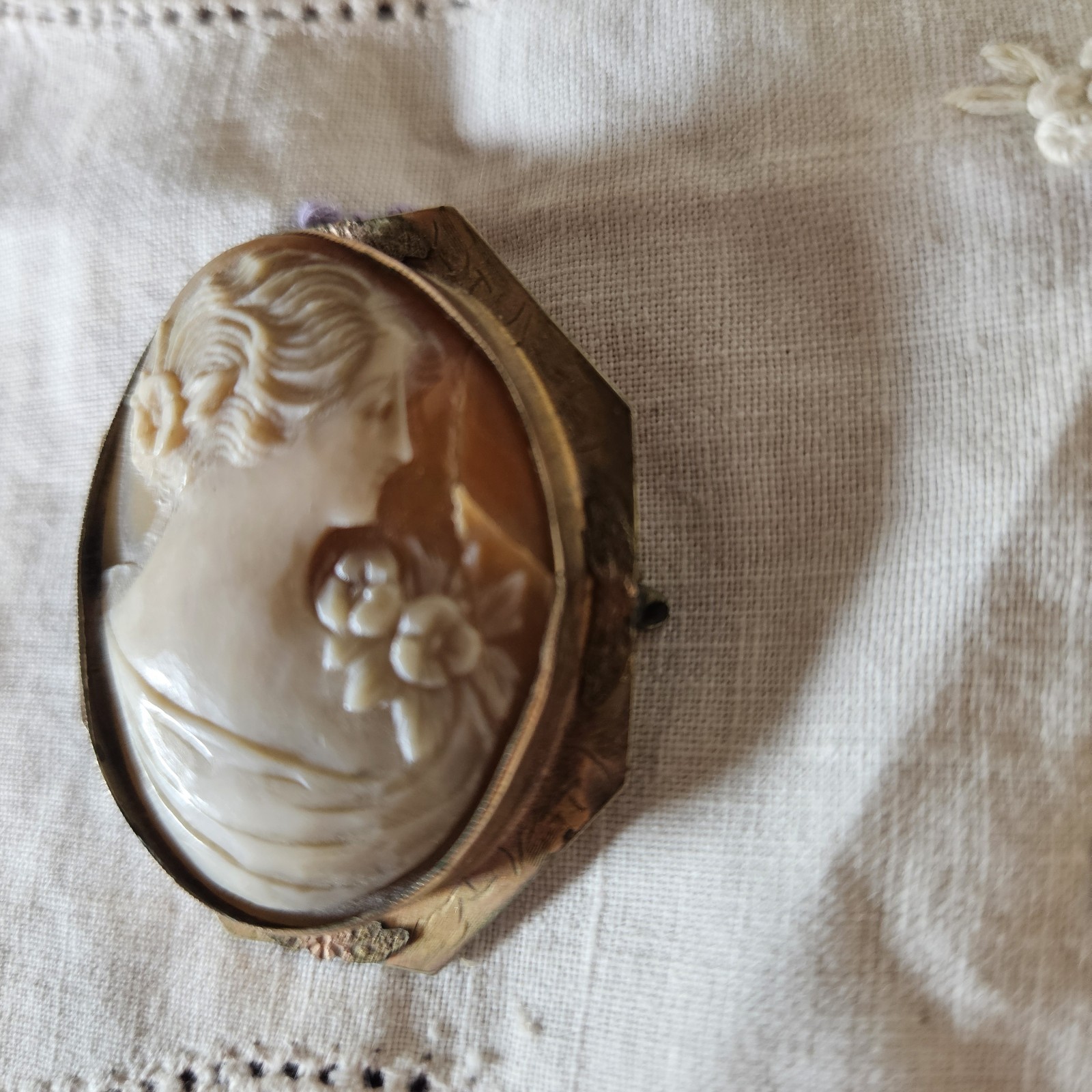 Vintage 1/20 10K GF hand carved shell cameo w/wire frame marked See Photos