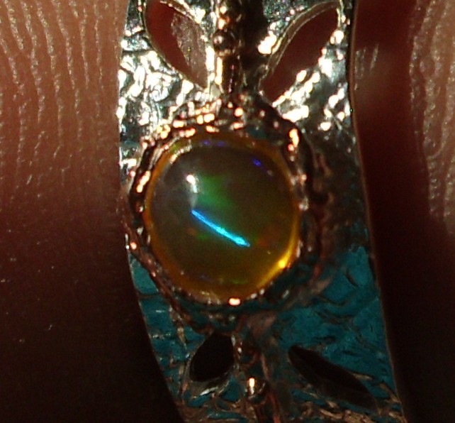 CeS Ring mit einem bunt leuchtenden mexikanischen Feueropal, mexican Opal